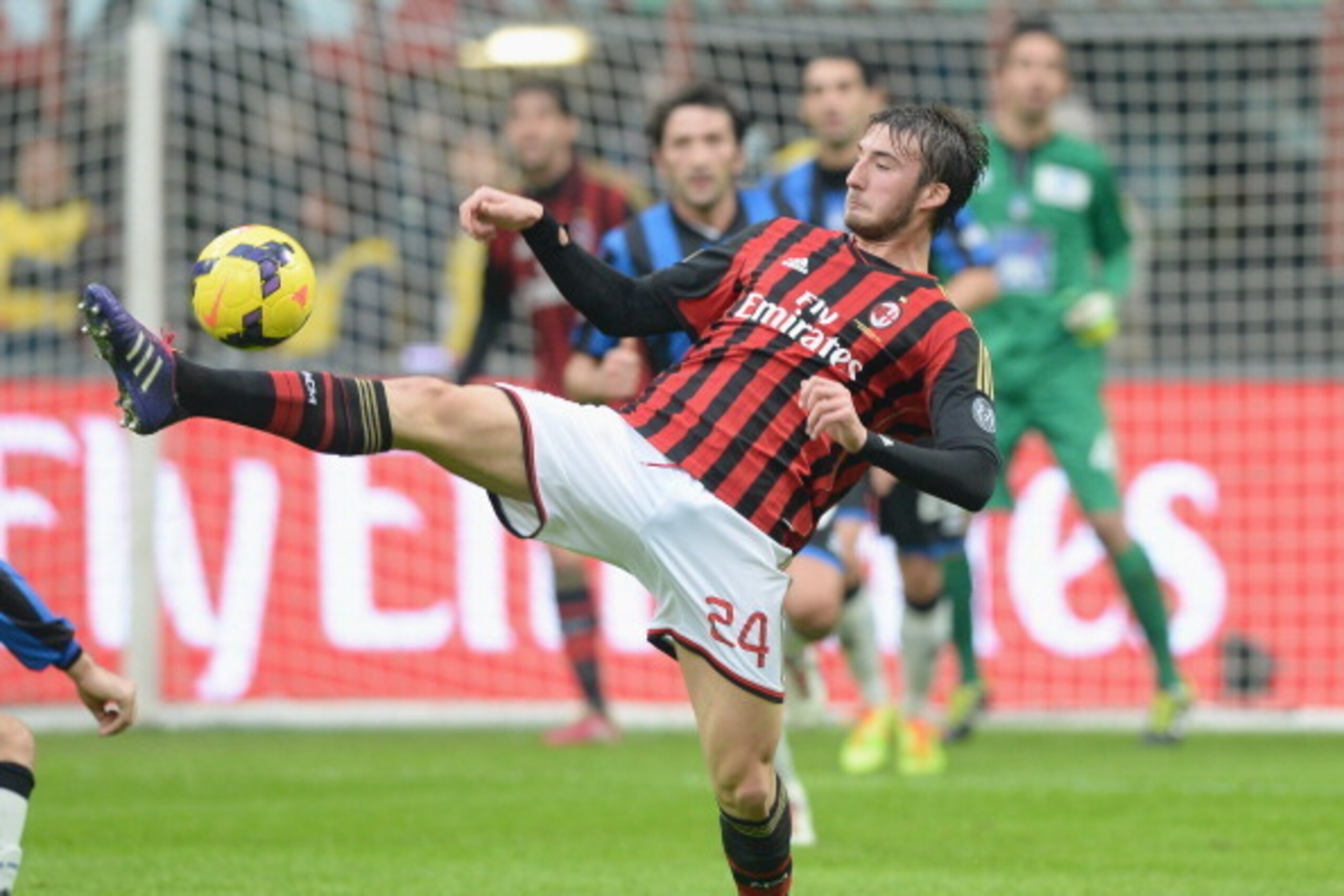 MILAN, ITALY - JANUARY 06: Bryan Cristante of AC Milan in action during the Serie A match between AC Milan and Atalanta BC at San Siro Stadium on January 6, 2014 in Milan, Italy. (Photo by Claudio Villa/Getty Images) MILAN, ITALY - JANUARY 06: Bryan Cristante of AC Milan in action during the Serie A match between AC Milan and Atalanta BC at San Siro Stadium on January 6, 2014 in Milan, Italy. (Photo by Claudio Villa/Getty Images)
