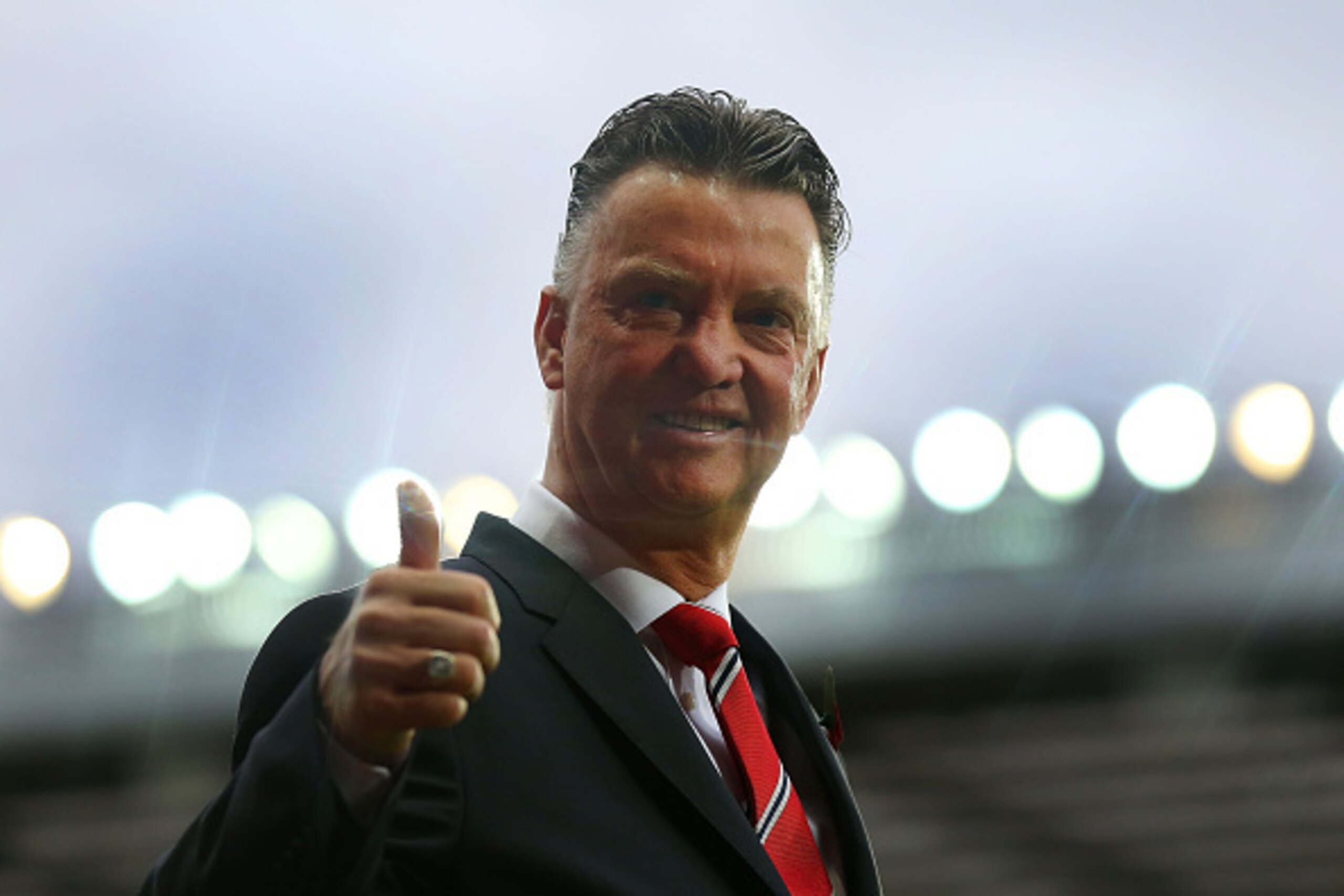 MANCHESTER, ENGLAND - OCTOBER 26:  Manchester United Manager Louis van Gaal gives a thumbs up prior to the Barclays Premier League match between Manchester United and Chelsea at Old Trafford on October 26, 2014 in Manchester, England.  (Photo by Alex Live