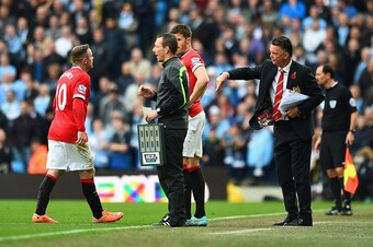 MANCHESTER, ENGLAND - NOVEMBER 02:  Manager Louis van Gaal of Manchester United gives instructions to Wayne Rooney of Manchester United during the Barclays Premier League match between Manchester City and Manchester United at Etihad Stadium on November 2,