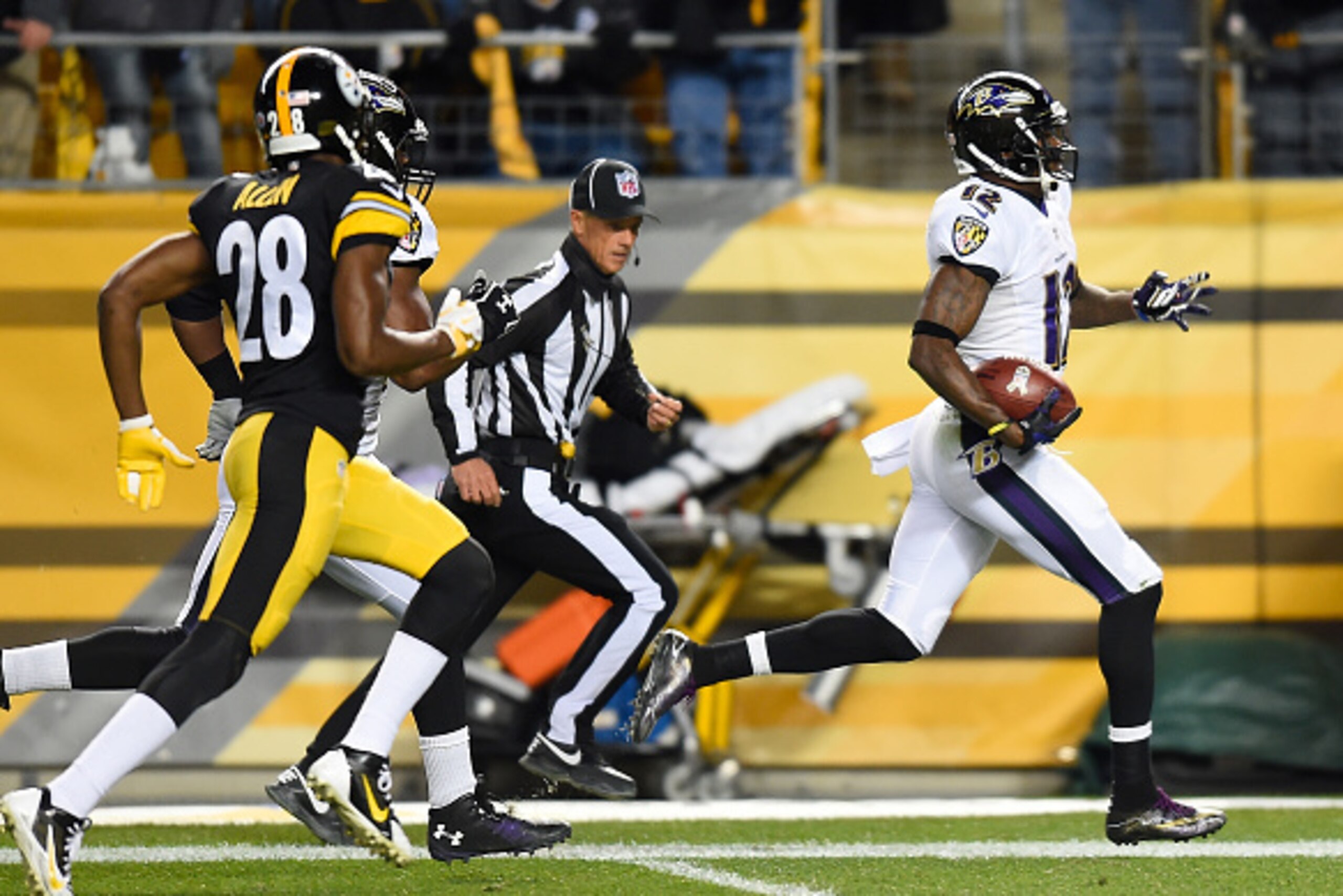 PITTSBURGH, PA - NOVEMBER 02:  Jacoby Jones #12 of the Baltimore Ravens returns a kickoff for a touchdown in front of Cortez Allen #28 of the Pittsburgh Steelers at Heinz Field on November 2, 2014 in Pittsburgh, Pennsylvania.  (Photo by Joe Sargent/Getty 