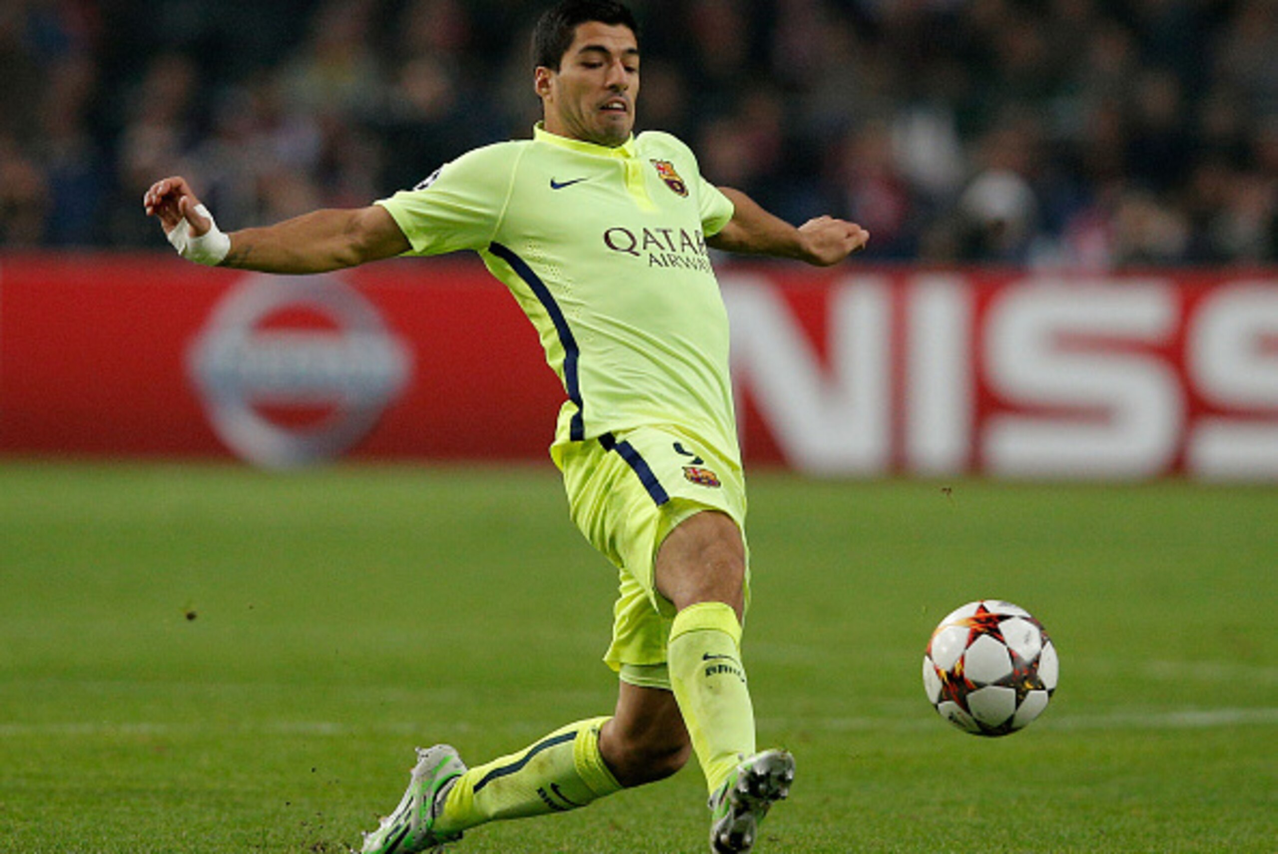 AMSTERDAM, NETHERLANDS - NOVEMBER 05: Luis Suarez of Barcelona controls the ball during the UEFA Champions League Group F match between AFC Ajax and FC Barcelona at The Amsterdam Arena on November 5, 2014 in Amsterdam, Netherlands. (Photo by Dean Mouhta AMSTERDAM, NETHERLANDS - NOVEMBER 05: Luis Suarez of Barcelona controls the ball during the UEFA Champions League Group F match between AFC Ajax and FC Barcelona at The Amsterdam Arena on November 5, 2014 in Amsterdam, Netherlands. (Photo by Dean Mouhta