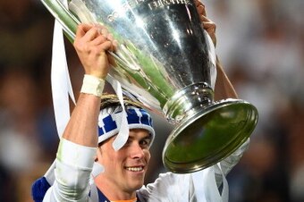 LISBON, PORTUGAL - MAY 24:  Gareth Bale of Real Madrid celebrates with the Champions League trophy during the UEFA Champions League Final between Real Madrid and Atletico de Madrid at Estadio da Luz on May 24, 2014 in Lisbon, Portugal.  (Photo by Laurence