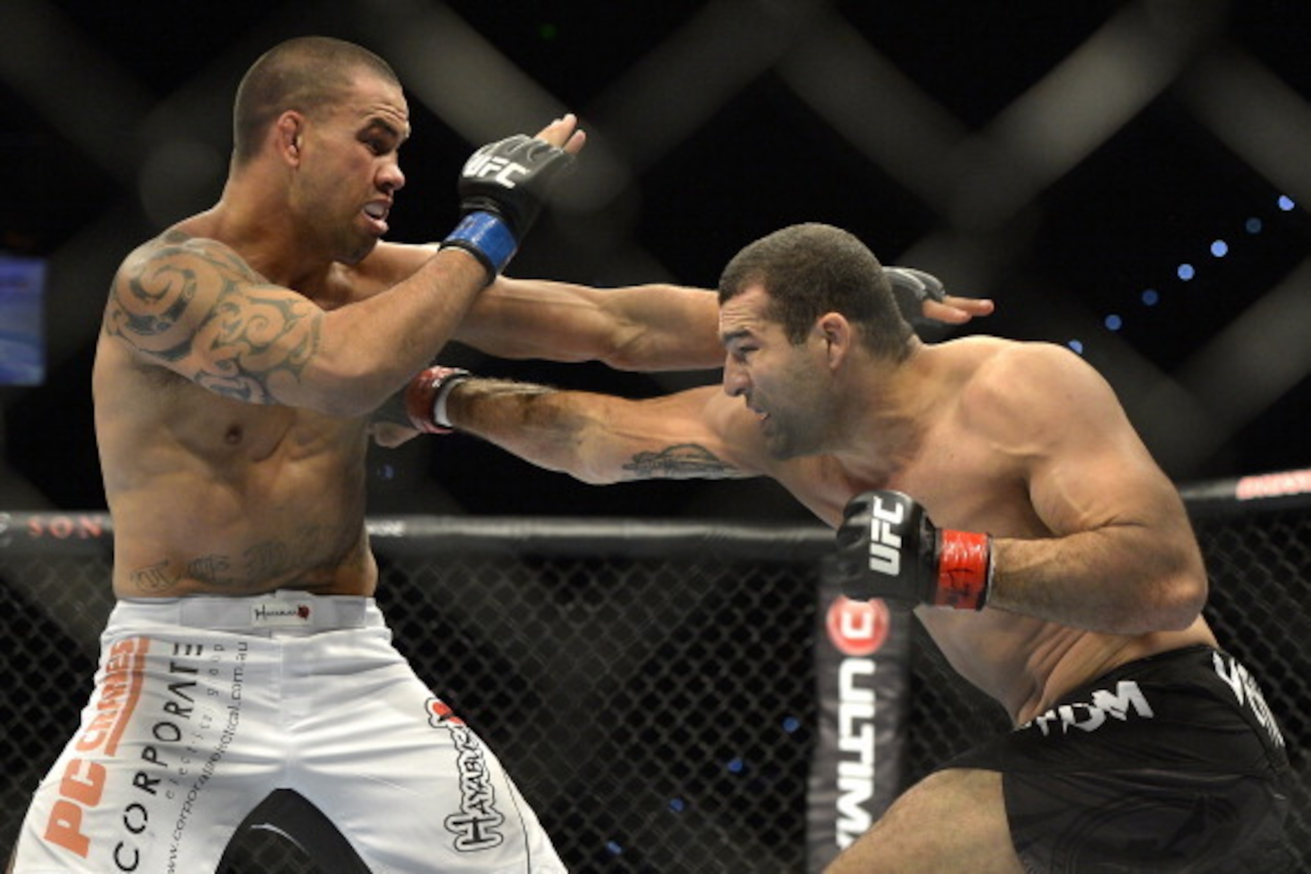 BRISBANE, AUSTRALIA - DECEMBER 07:  Shogun Rua of Brazil and James Te Huna of Australia exchange blows in thier heavyweight fight during the UFC Fight Night at the Brisbane Entertainment Centre on December 7, 2013 in Brisbane, Australia. (Photo by Bradley