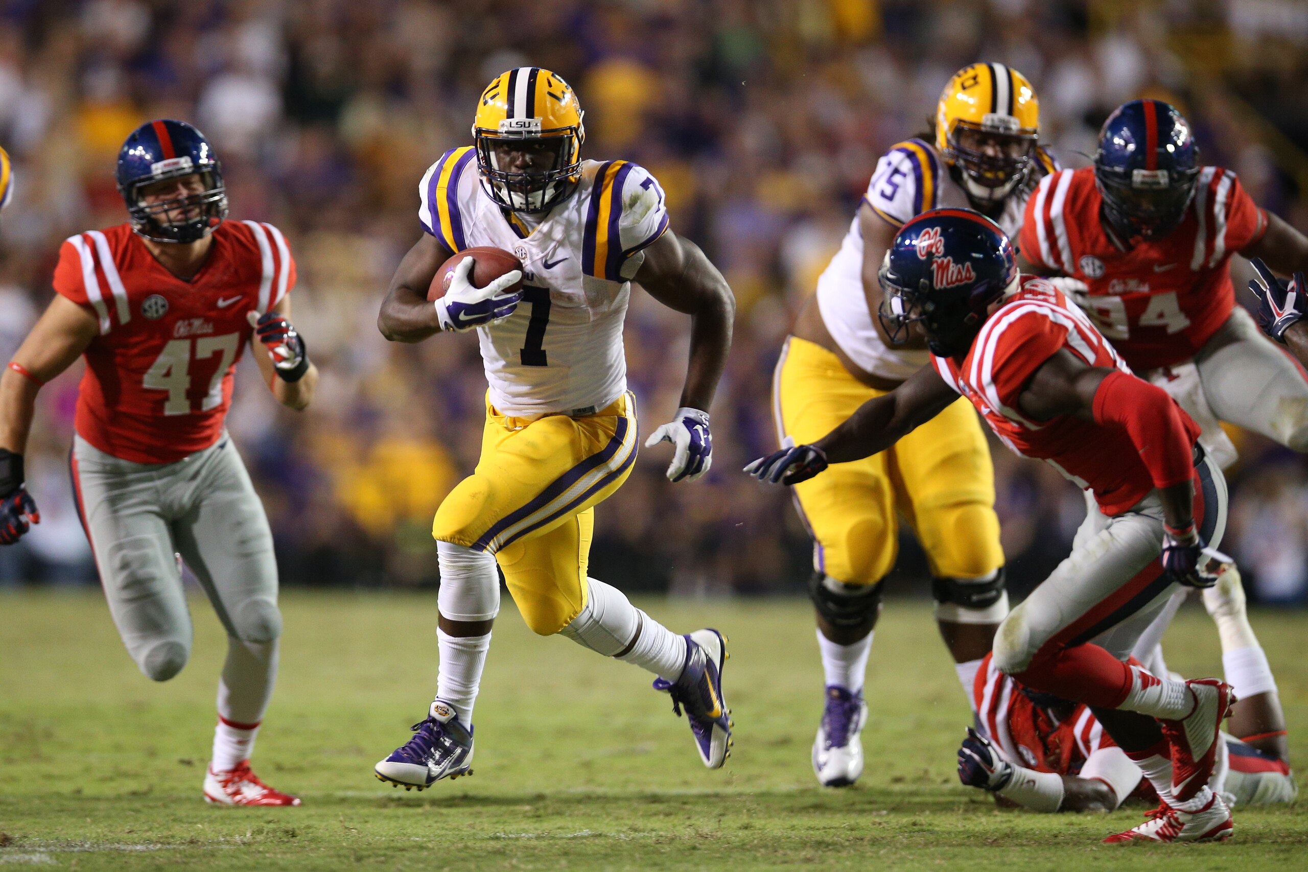 BATON ROUGE, LA - OCTOBER 25:  Leonard Fournette #7 of the LSU Tigers runs the ball against the Mississippi Rebels at Tiger Stadium on October 25, 2014 in Baton Rouge, Louisiana.  (Photo by Chris Graythen/Getty Images)