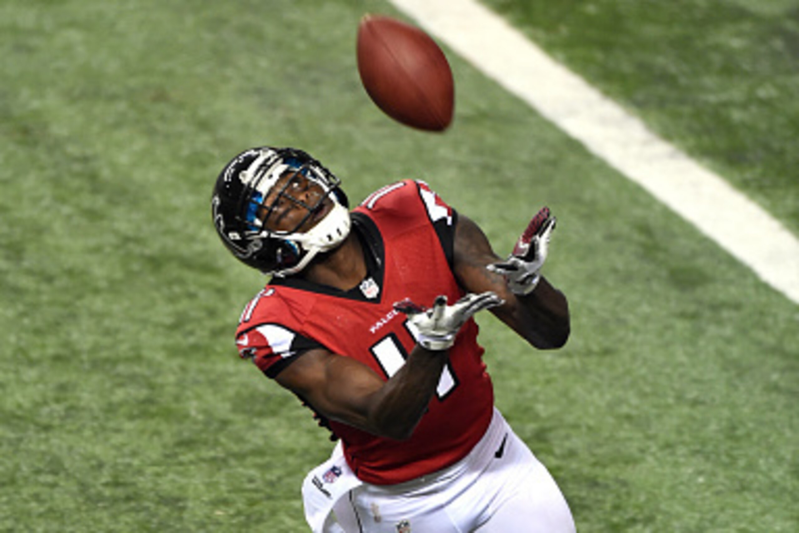 ATLANTA, GA - SEPTEMBER 18: Julio Jones #11 of the Atlanta Falcons makes a catch for a third quarter touchdown against the Tampa Bay Buccaneers at the Georgia Dome on September 18, 2014 in Atlanta, Georgia.  (Photo by Scott Cunningham/Getty Images)