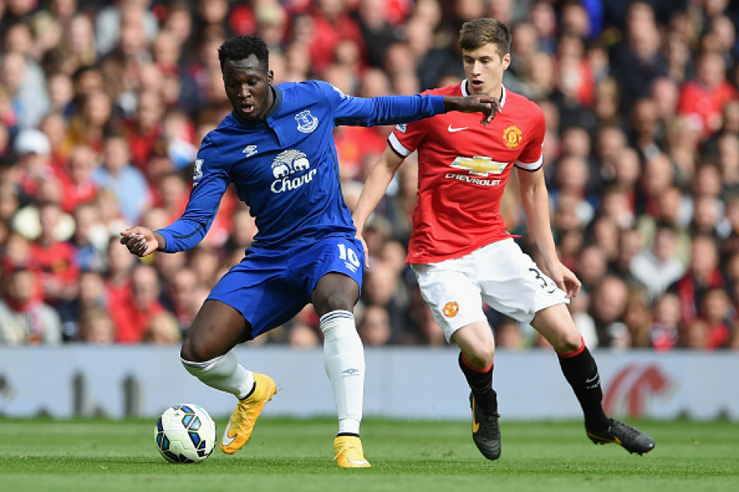 MANCHESTER, ENGLAND - OCTOBER 05:  Romelu Lukaku of Everton competes with Patrick McNair of Manchester United during the Barclays Premier League match between Manchester United and Everton at Old Trafford on October 5, 2014 in Manchester, England.  (Photo
