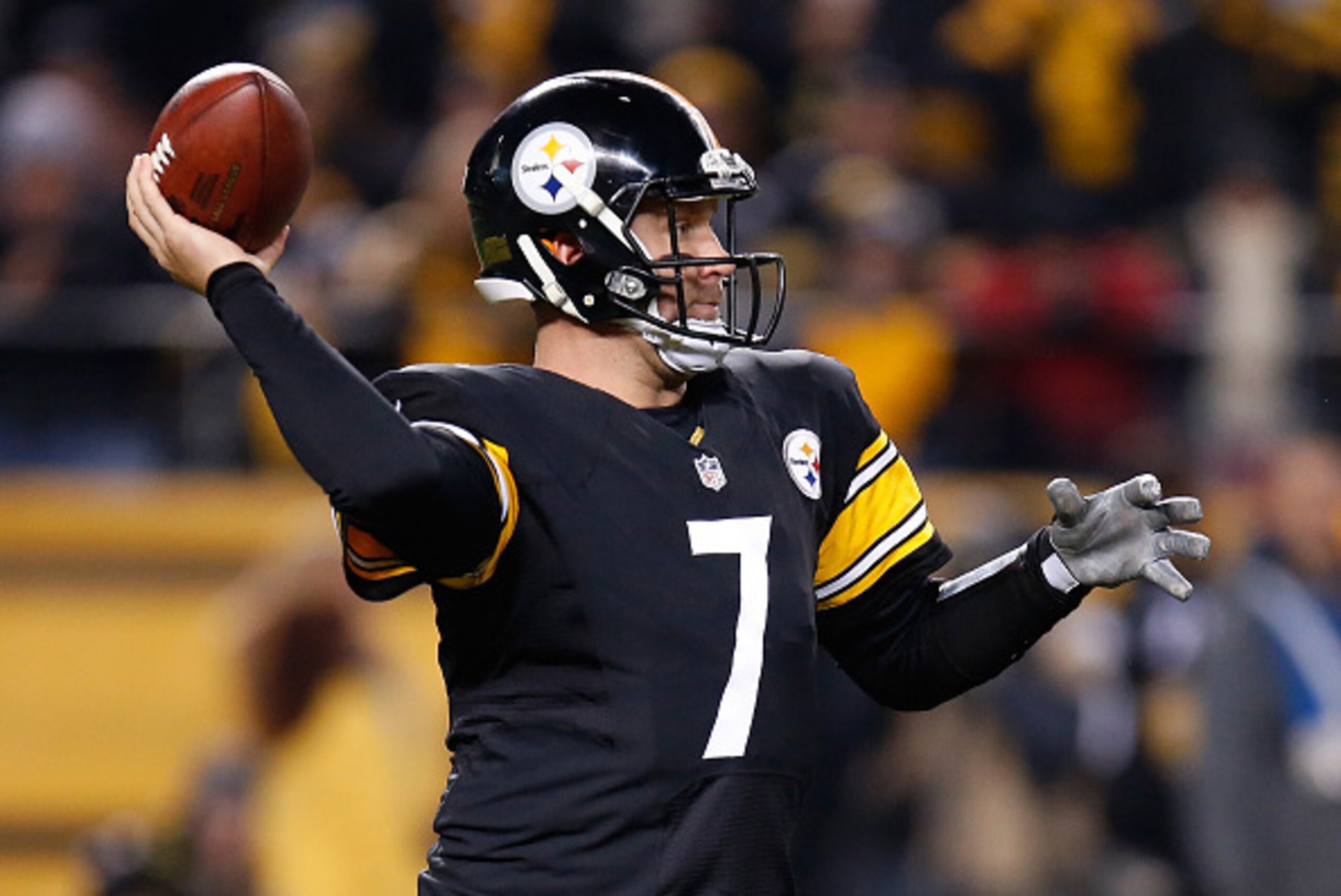 PITTSBURGH, PA - NOVEMBER 02:  Ben Roethlisberger #7 of the Pittsburgh Steelers throws a pass during the second quarter against the Baltimore Ravens at Heinz Field on November 2, 2014 in Pittsburgh, Pennsylvania.  (Photo by Gregory Shamus/Getty Images)