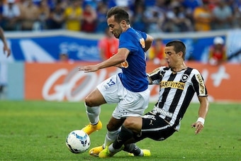 BELO HORIZONTE, BRAZIL - NOVEMBER 02: Everton Ribeiro #17 Andreazzi#40 of Cruzeiro struggles for the ball with Junior Cesar #6 of Botafogo during a match between Cruzeiro and Botafogo as part of Brasileirao Series A 2014 at Mineirao stadium on November 02