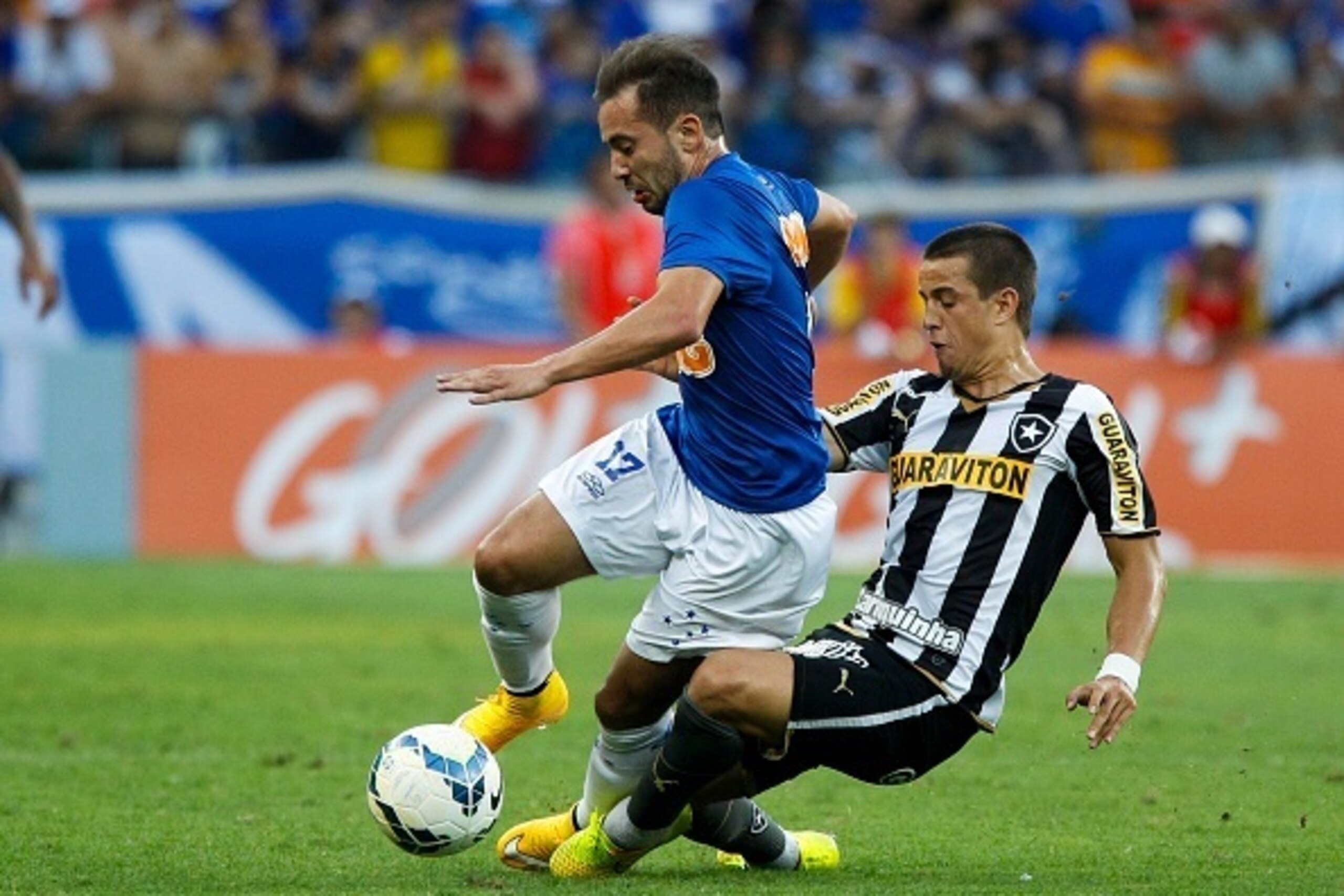 BELO HORIZONTE, BRAZIL - NOVEMBER 02: Everton Ribeiro #17 Andreazzi#40 of Cruzeiro struggles for the ball with Junior Cesar #6 of Botafogo during a match between Cruzeiro and Botafogo as part of Brasileirao Series A 2014 at Mineirao stadium on November 02