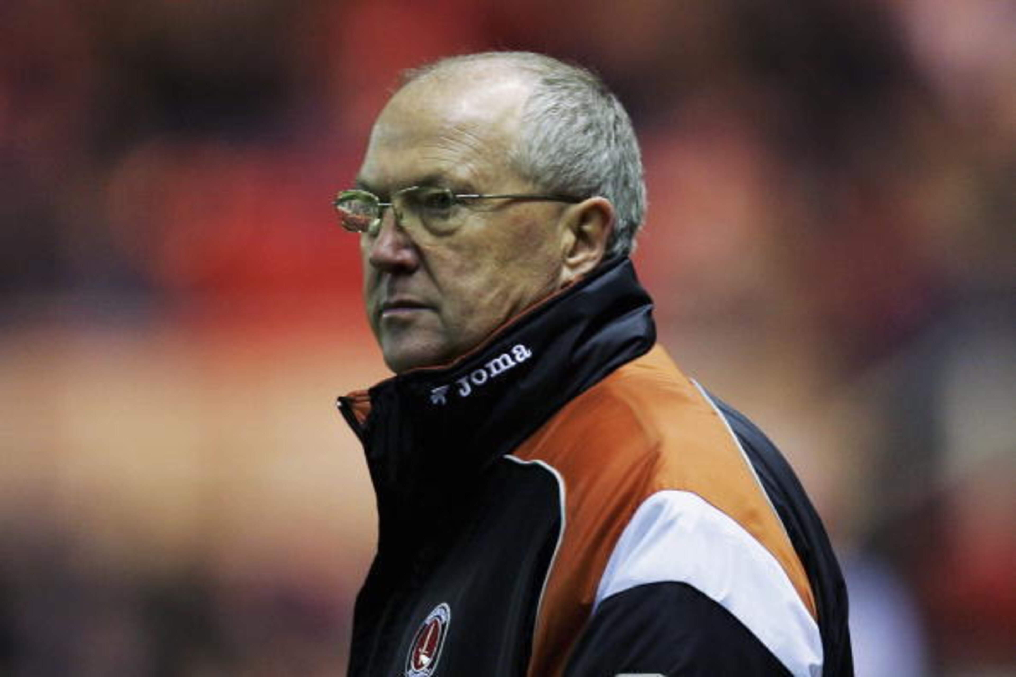 MIDDLESBROUGH, UNITED KINGDOM - DECEMBER 23:  Charlton Manager Les Reed watches his team during the Barclays Premiership match between Middlesbrough and Charlton Athletic at The Riverside on December 23, 2006 in Middlesbrough, England.  (Photo by Bryn Len