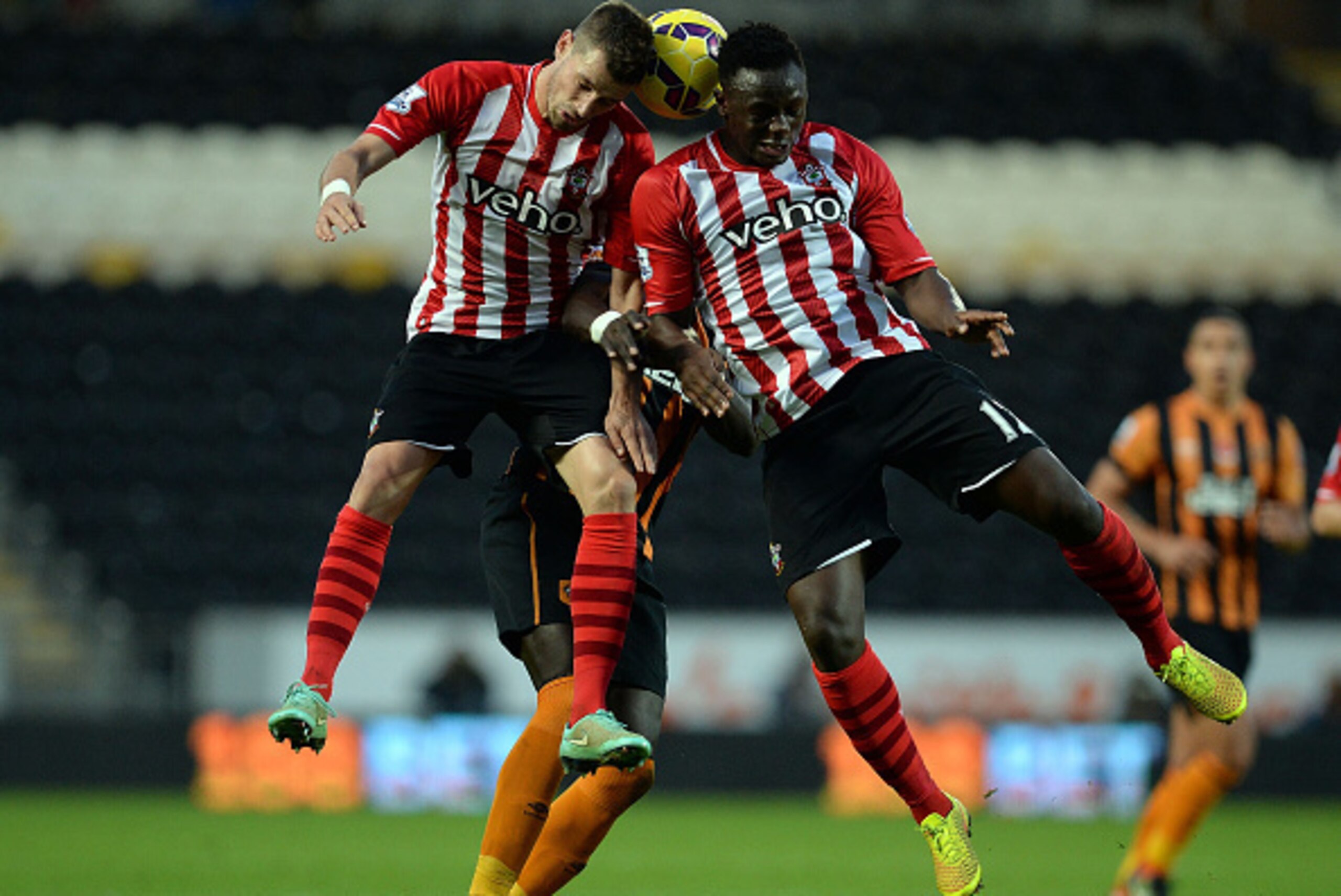 HULL, ENGLAND - NOVEMBER 01:  Mohamed Diame (C) of Hull City challenged by Morgan Schneiderlin (L) and Victor Wanyama of Southampton during the Premier League Football match between Hull City and Southampton at KC Stadium on November 1, 2014 in Hull, Engl