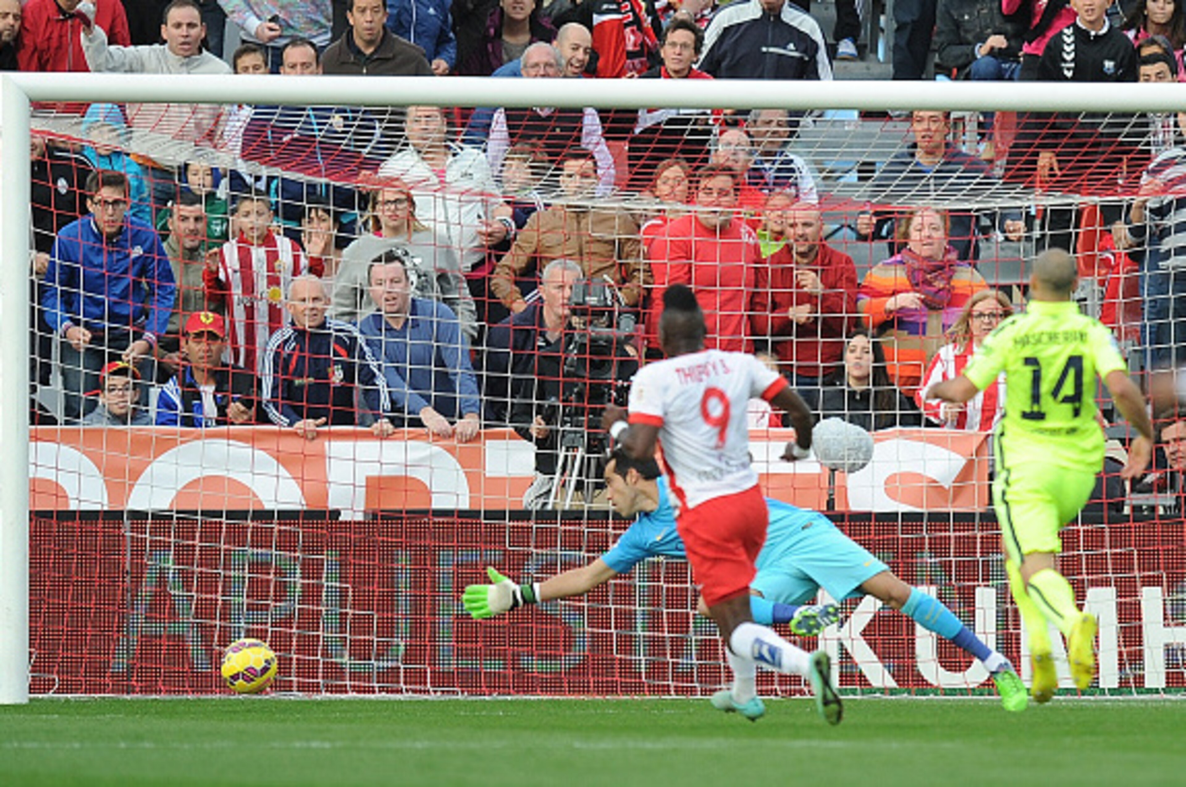 ALMERIA, SPAIN - NOVEMBER 08: Claudio Bravo of FC Barcelona fails to prevent Thievy Guivane (#9) of UD Almeria from scoring during the La Liga match between UD Almeria and FC Barcelona at estadio de los Juegos Mediterraneos on November 8, 2014 in Almeri ALMERIA, SPAIN - NOVEMBER 08: Claudio Bravo of FC Barcelona fails to prevent Thievy Guivane (#9) of UD Almeria from scoring during the La Liga match between UD Almeria and FC Barcelona at estadio de los Juegos Mediterraneos on November 8, 2014 in Almeri