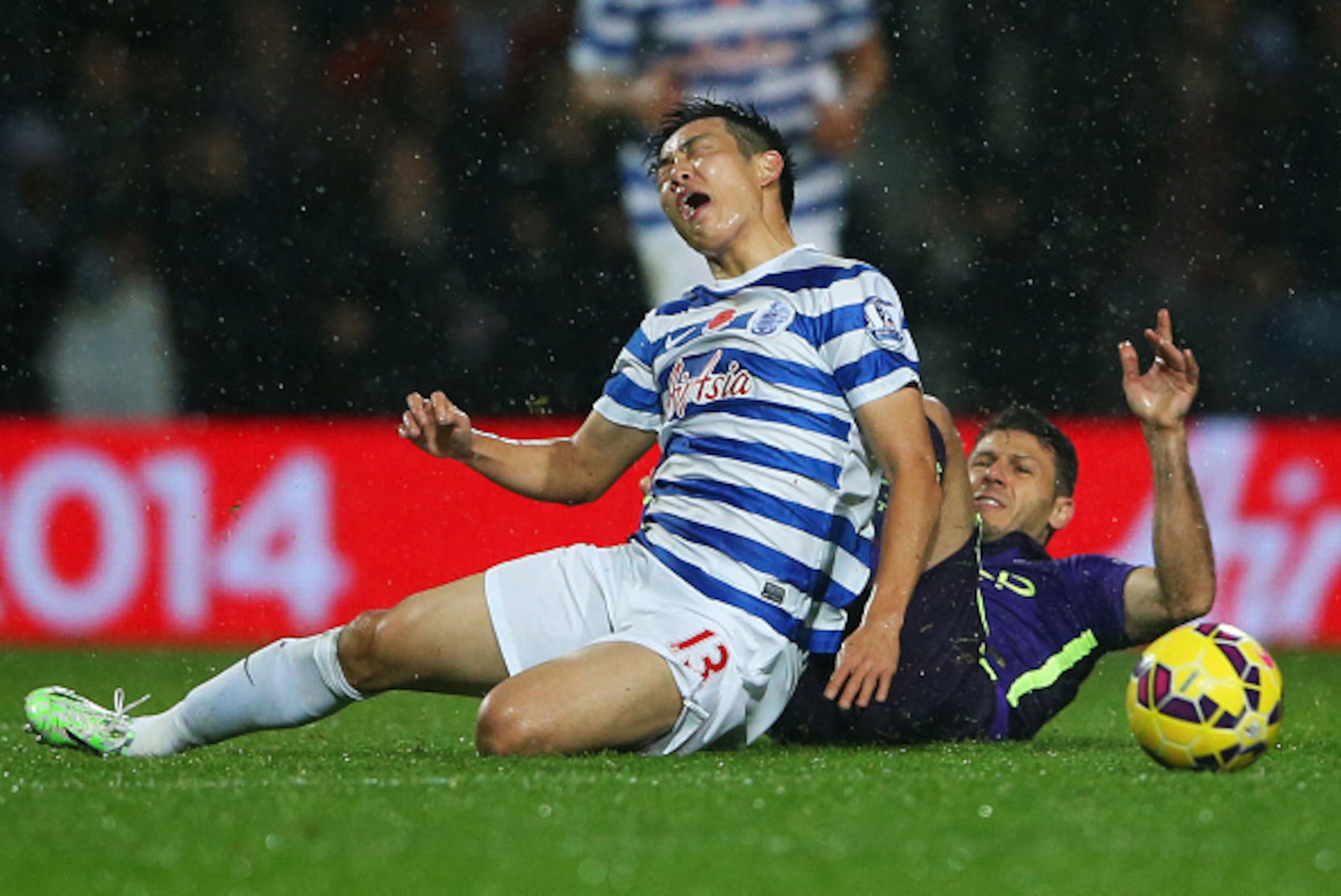 LONDON, ENGLAND - NOVEMBER 08:  Yoon Suk-Young of QPR is challenged by Martin Demichelis of Manchester City during the Barclays Premier League match between Queens Park Rangers and Manchester City at Loftus Road on November 8, 2014 in London, England.  (P