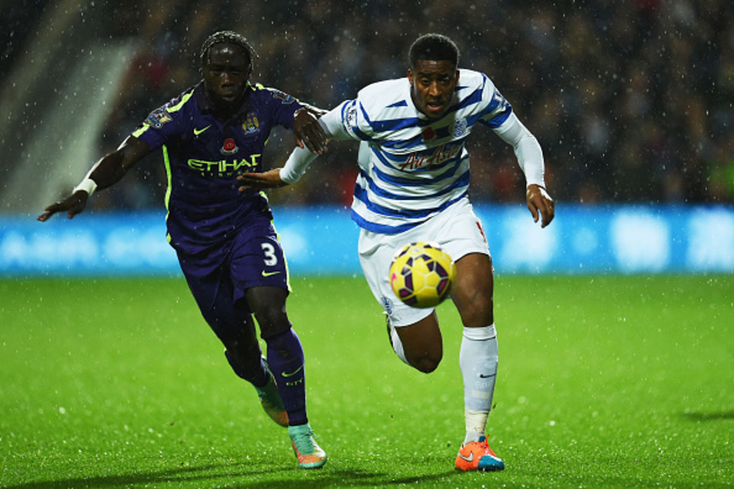 LONDON, ENGLAND - NOVEMBER 08:  Leroy Fer of QPR and Bacary Sagna of Manchester City chase the ball during the Barclays Premier League match between Queens Park Rangers and Manchester City at Loftus Road on November 8, 2014 in London, England.  (Photo by 