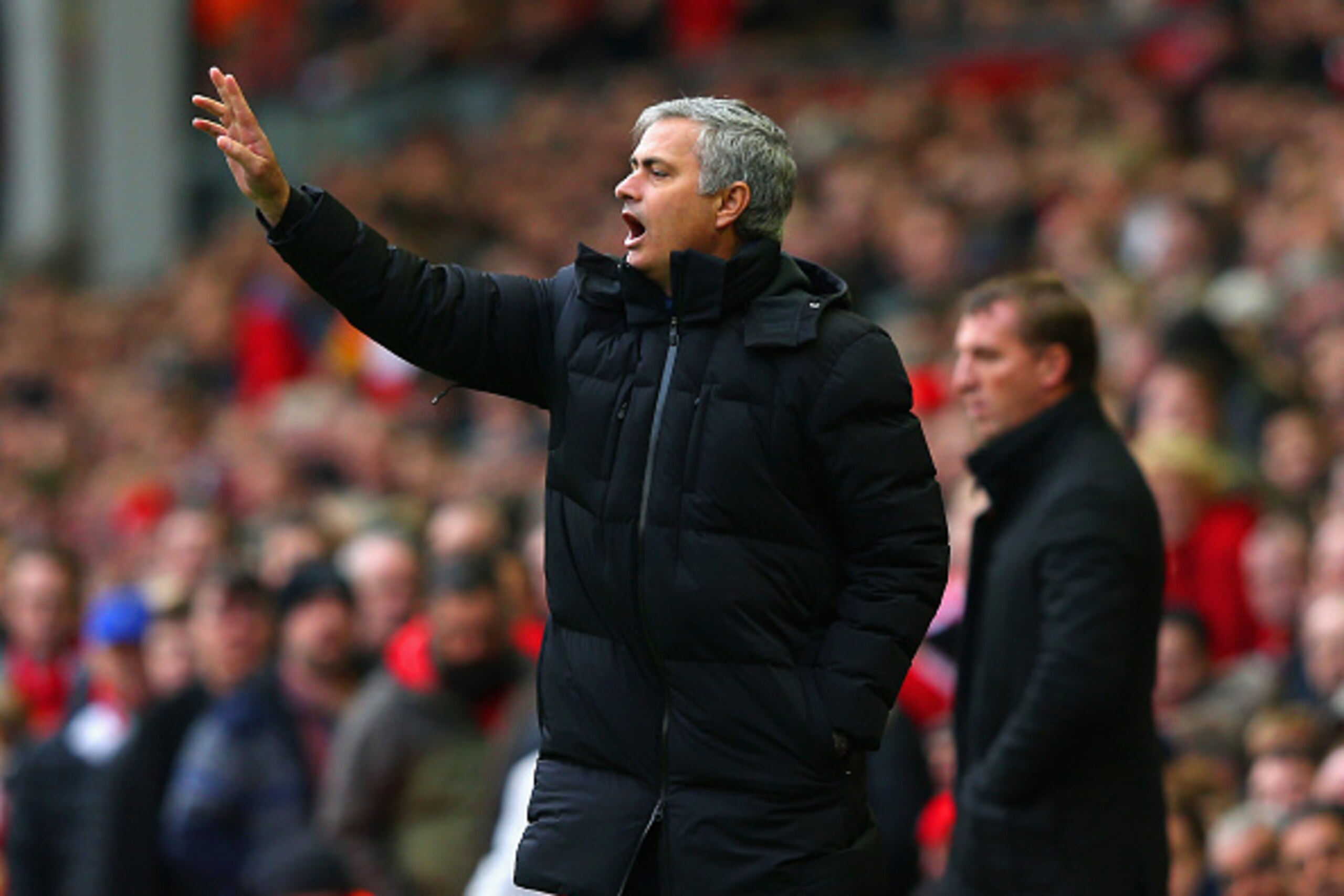 LIVERPOOL, ENGLAND - NOVEMBER 08: Jose Mourinho manager of Chelsea gives instruction during the Barclays Premier League match between Liverpool and Chelsea at Anfield on November 8, 2014 in Liverpool, England.  (Photo by Alex Livesey/Getty Images)