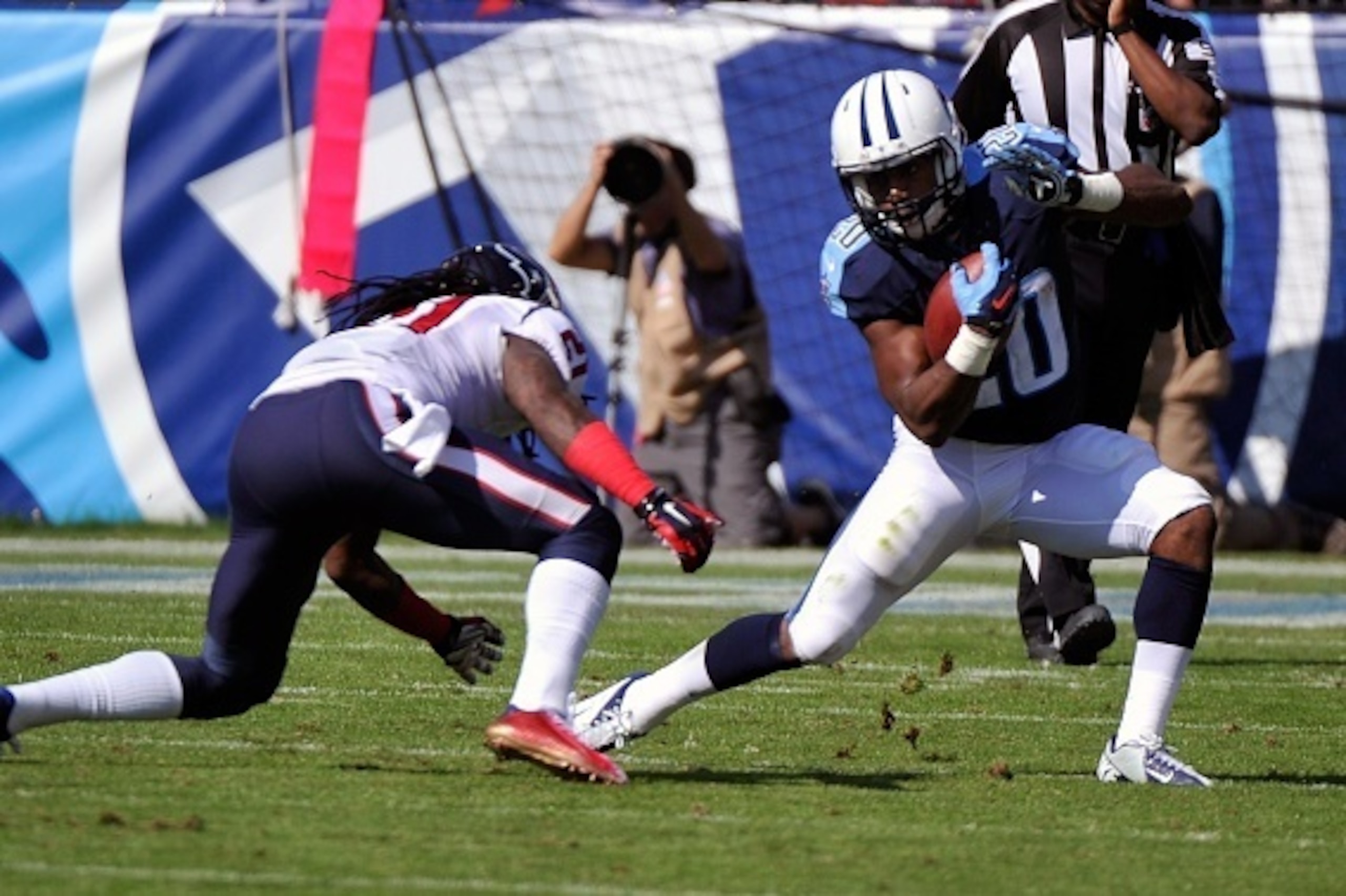 NASHVILLE, TN - OCTOBER 26:  Running back Bishop Sankey #20 of the Tennessee Titans rushes against the Houston Texans at LP Field on October 26, 2014 in Nashville, Tennessee.  (Photo by Frederick Breedon/Getty Images)