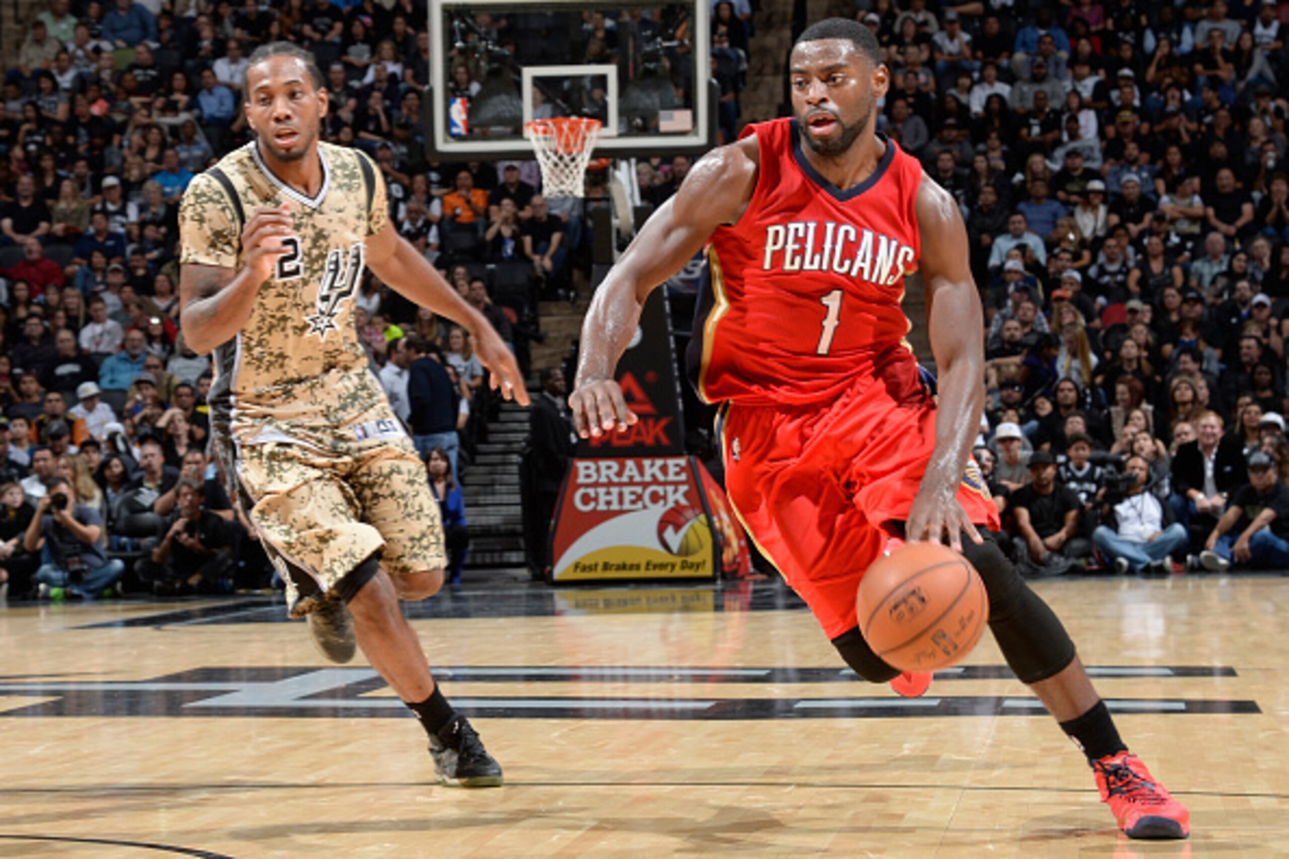 SAN ANTONIO, TX - NOVEMBER 8: Tyreke Evans #1 of the New Orleans Pelicans handles the ball against the San Antonio Spurs at the AT&T Center on November 8, 2014 in San Antonio, Texas. NOTE TO USER: User expressly acknowledges and agrees that, by downloadin