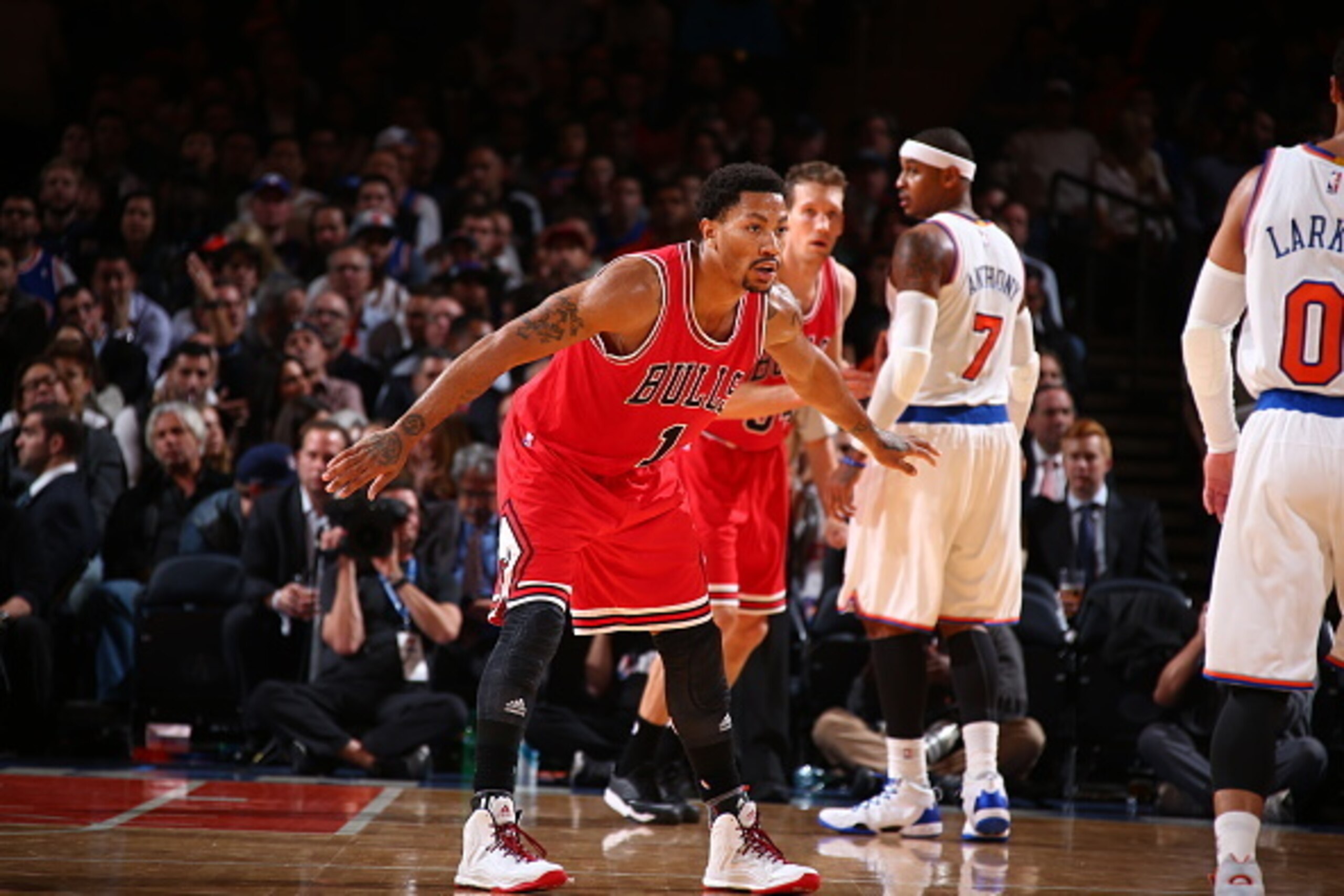 NEW YORK, NY - OCTOBER 29:  Derrick Rose #1 of the Chicago Bulls plays defense against the New York Knicks during a game at Madison Square Garden in New York City on October 29, 2014.  NOTE TO USER: User expressly acknowledges and agrees that, by download