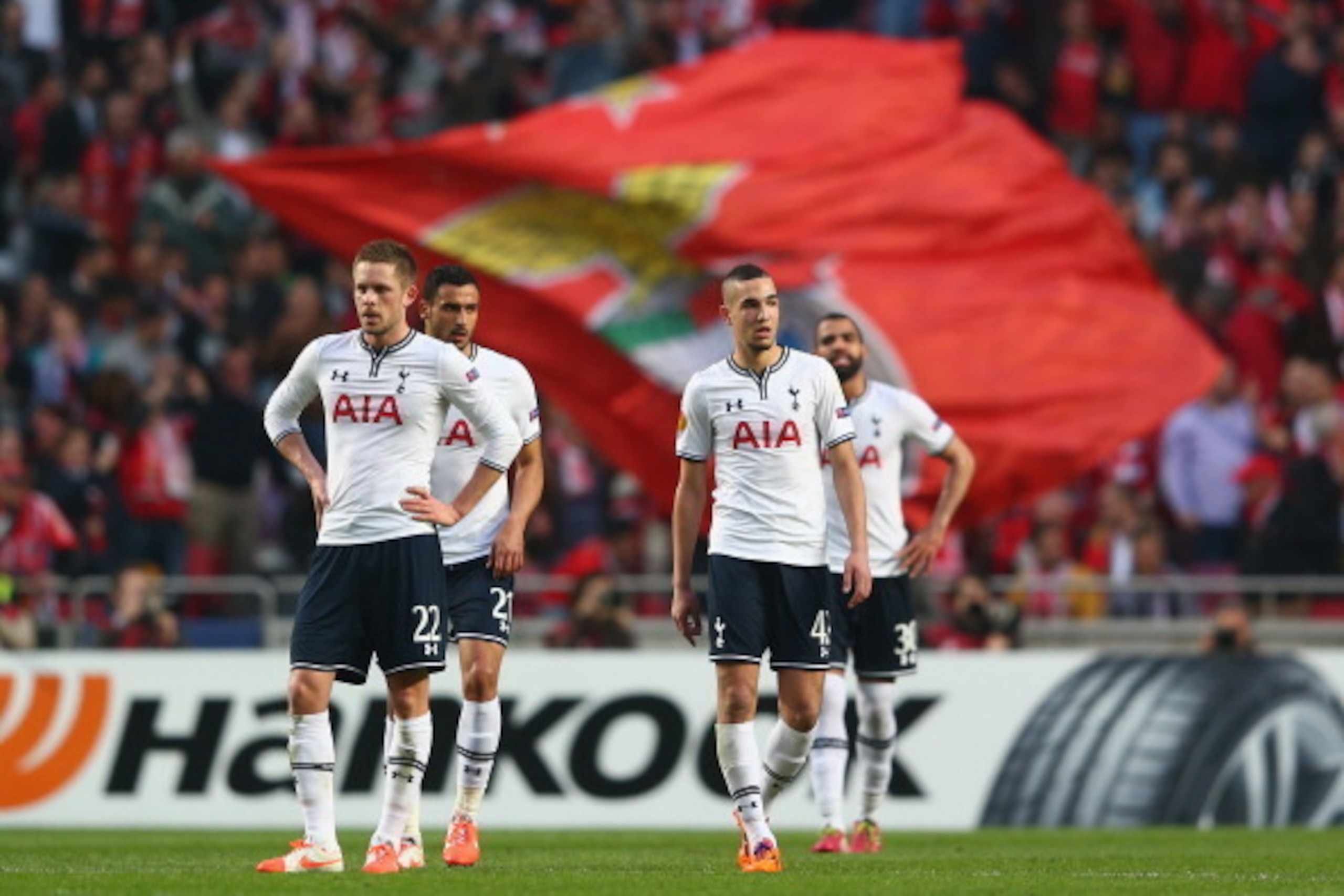 LISBON, PORTUGAL - MARCH 20:  Gylfi Sigurdsson (L) and Nabil Bentaleb (R) of Tottenham Hotspur look dejected after conceding the opening goal during the UEFA Europa League Round of 16 2nd leg match between  SL Benfica and Tottenham Hotspur at Estadio da L