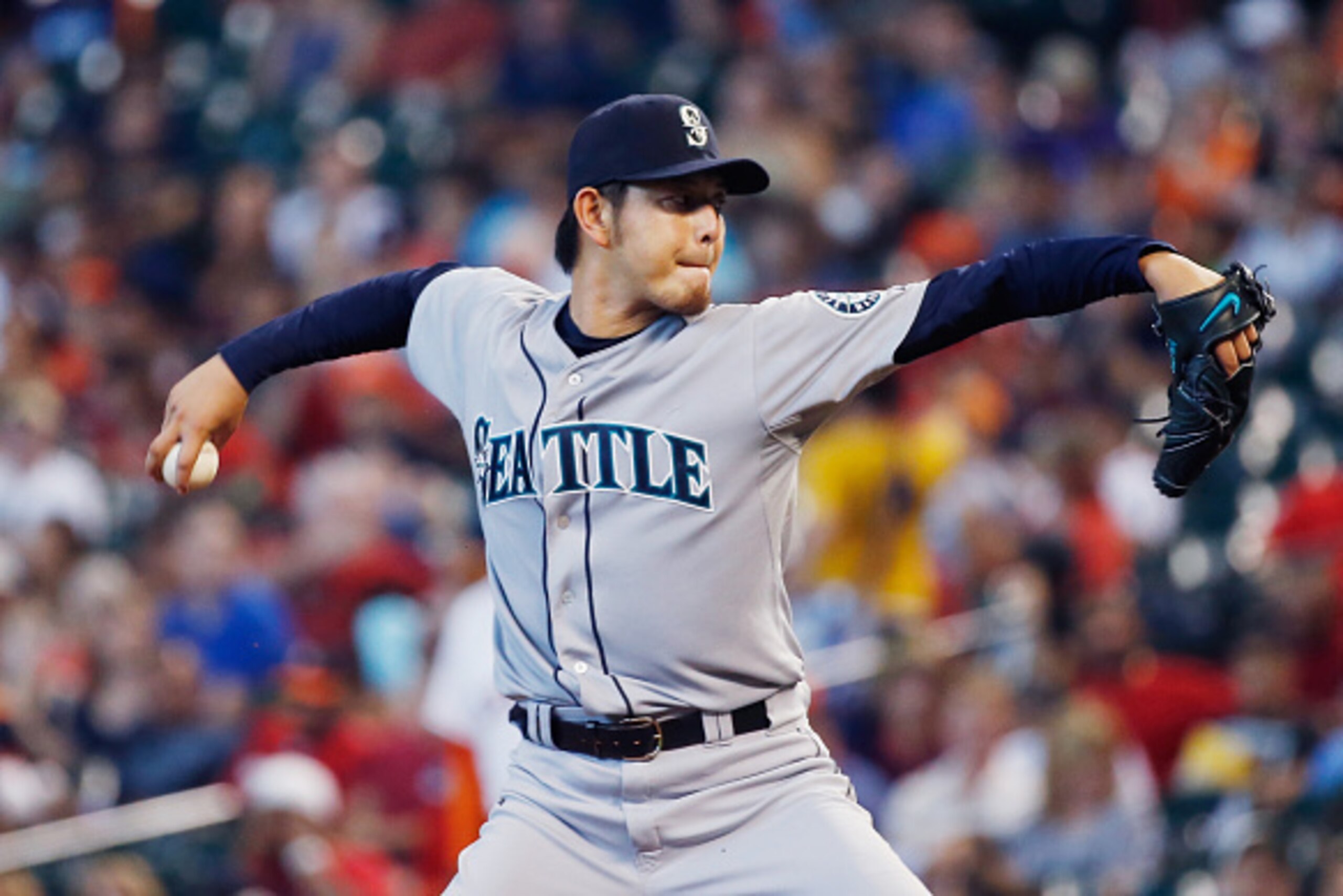 HOUSTON, TX - SEPTEMBER 21:  Hisashi Iwakuma #18 of the Seattle Mariners throws a pitch during the fifth inning against the Houston Astros during their game at Minute Maid Park on September 21, 2014 in Houston, Texas.  (Photo by Scott Halleran/Getty Image