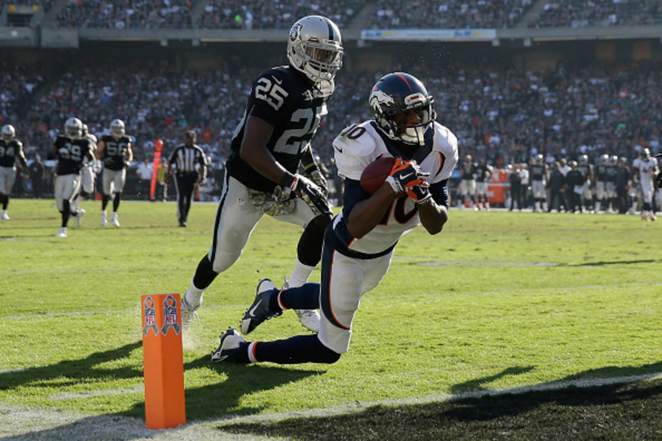 OAKLAND, CA - NOVEMBER 09:  Emmanuel Sanders #10 of the Denver Broncos scores a touchdown at the end of the first half against the Oakland Raiders at O.co Coliseum on November 9, 2014 in Oakland, California.  (Photo by Ezra Shaw/Getty Images)