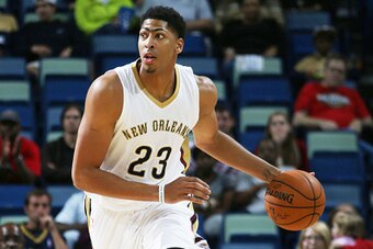 NEW ORLEANS, LA - OCTOBER 16: Anthony Davis #23 of the New Orleans Pelicans drives against the Oklahoma City Thunder during an NBA game on October 16, 2014 at the Smoothie King Center in New Orleans, Louisiana. NOTE TO USER: User expressly acknowledges an
