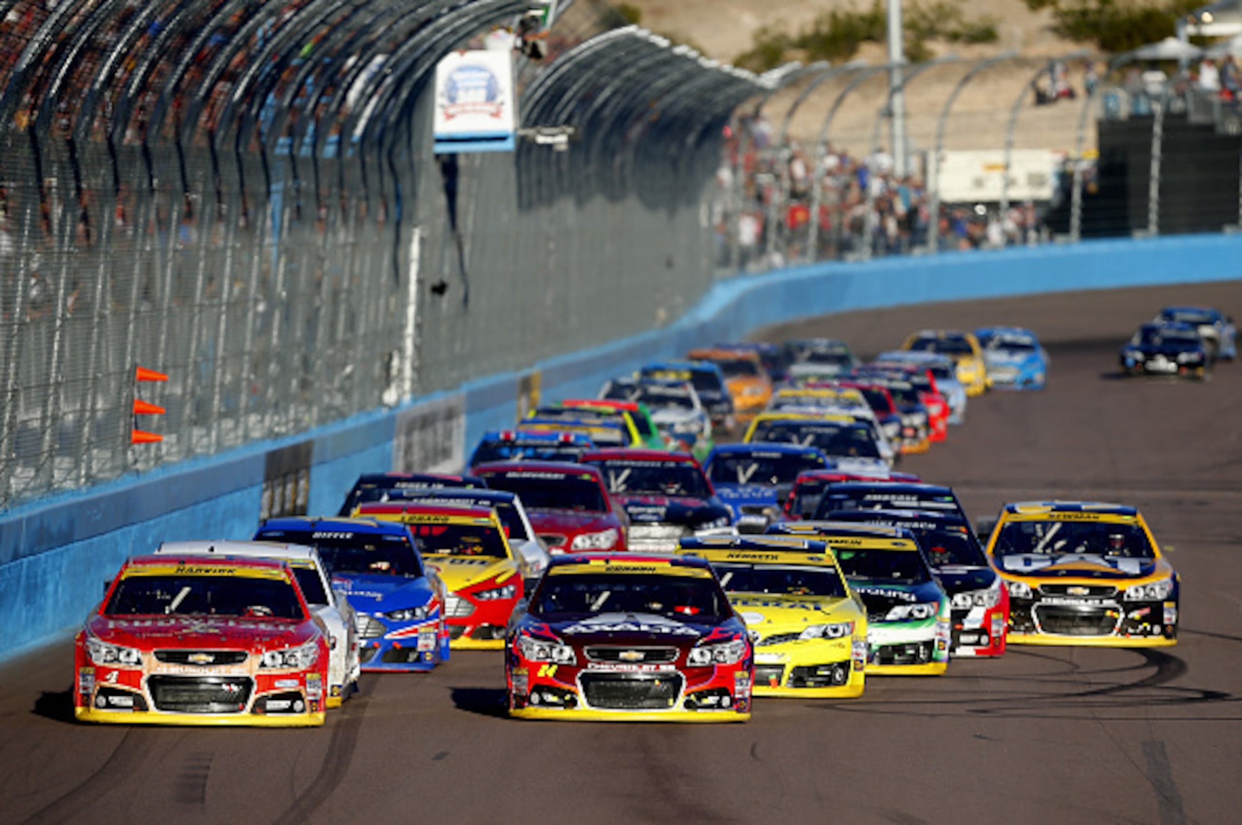 AVONDALE, AZ - NOVEMBER 09:  Kevin Harvick, driver of the #4 Budweiser Chevrolet, and Jeff Gordon, driver of the #24 Axalta Chevrolet, lead the field in a restart during the NASCAR Sprint Cup Series Quicken Loans Race for Heroes 500 at Phoenix Internation