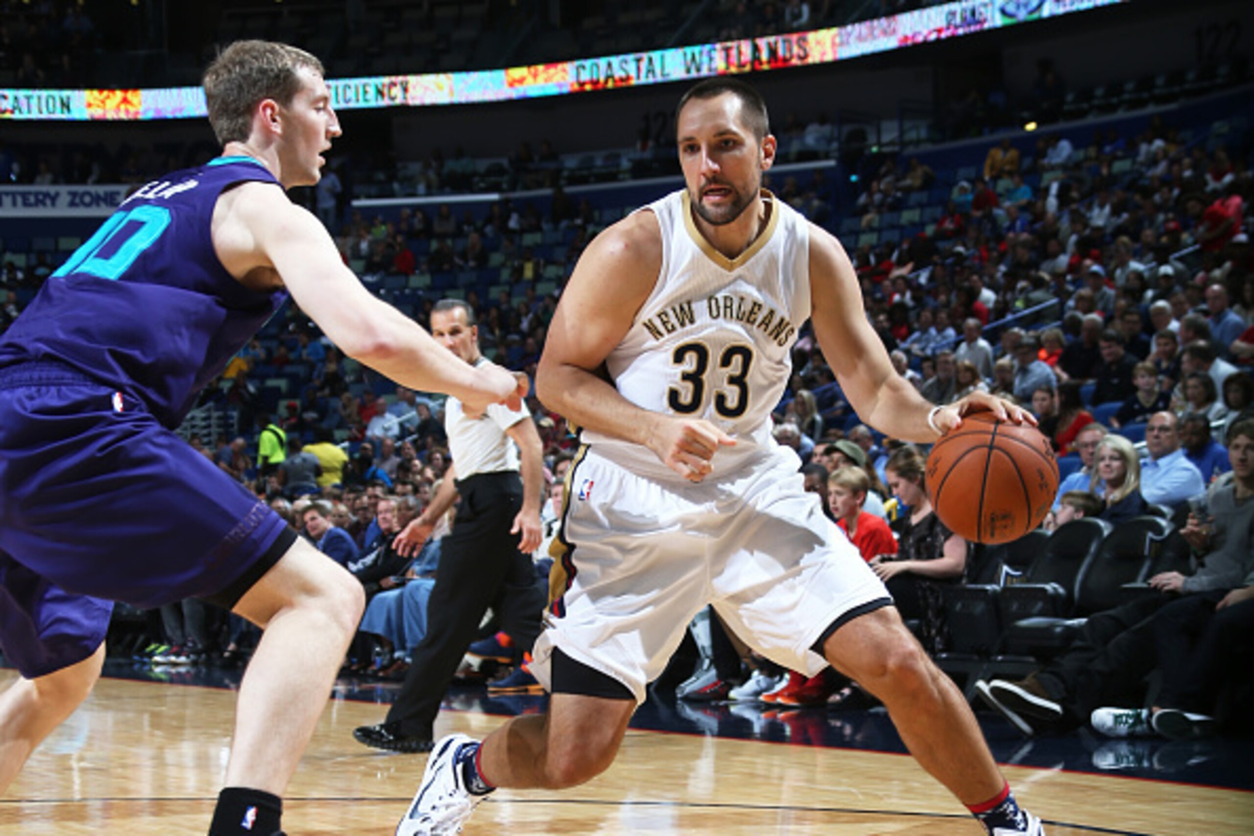 NEW ORLEANS, LA - NOVEMBER 4: Ryan Anderson #33 of the New Orleans Pelicans handles the ball against the Charlotte Hornets on November 4, 2014 at Smoothie King Center in New Orleans, LA. NOTE TO USER: User expressly acknowledges and agrees that, by downlo