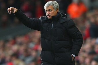 LIVERPOOL, ENGLAND - NOVEMBER 08:  Jose Mourinho the manager of Chelsea gives instructions to his players during the Barclays Premier League match between Liverpool and Chelsea at Anfield on November 8, 2014 in Liverpool, England.  (Photo by Alex Livesey/