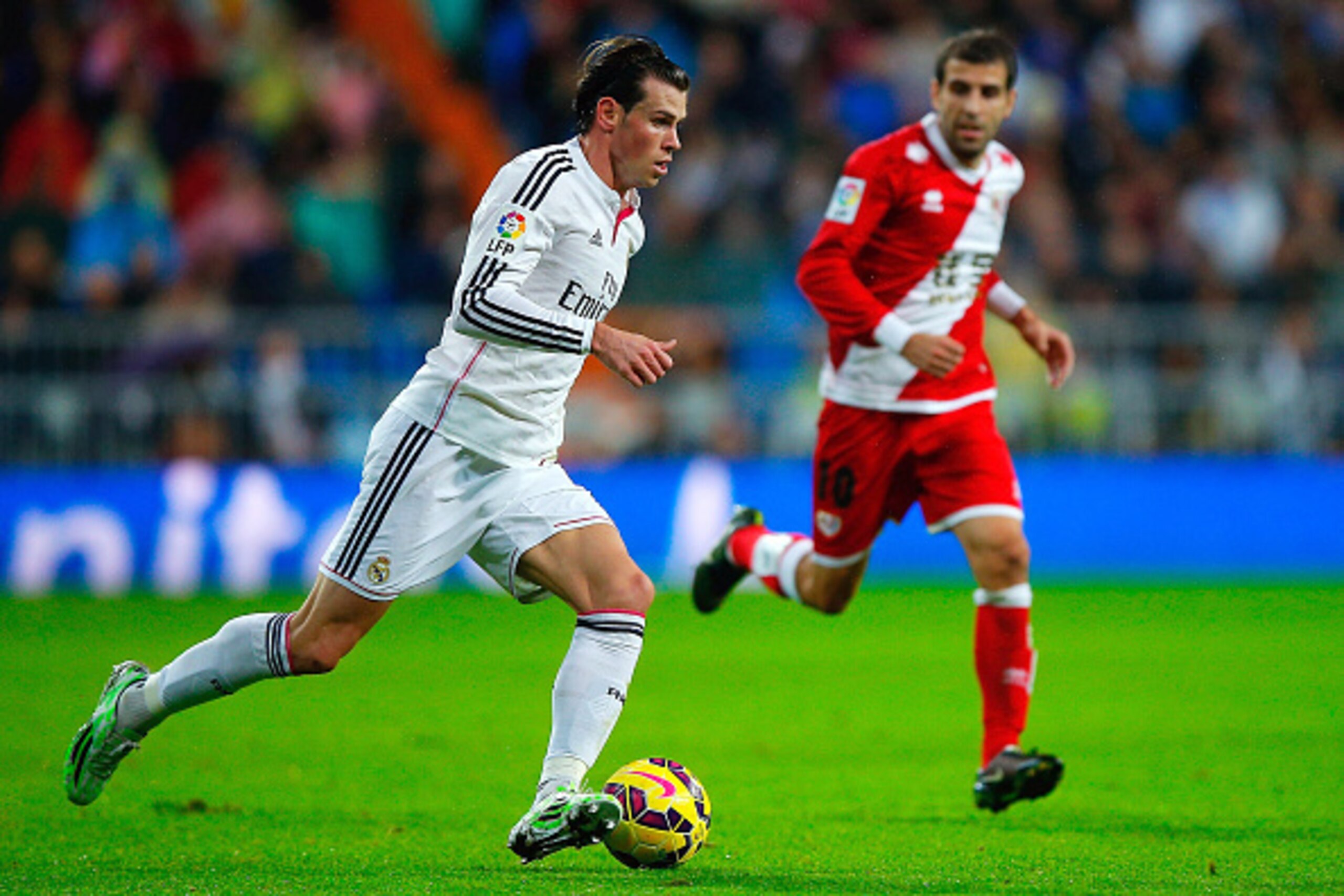 MADRID, SPAIN - NOVEMBER 08: Gareth Bale (L) of Real Madrid CF leads the ball against Ze Castro (R) of Rayo Vallecano de Madrid during the La Liga match between Real Madrid CF and Rayo Vallecano de Madrid at Estadio Santiago Bernabeu on November 8, 2014 i MADRID, SPAIN - NOVEMBER 08: Gareth Bale (L) of Real Madrid CF leads the ball against Ze Castro (R) of Rayo Vallecano de Madrid during the La Liga match between Real Madrid CF and Rayo Vallecano de Madrid at Estadio Santiago Bernabeu on November 8, 2014 i