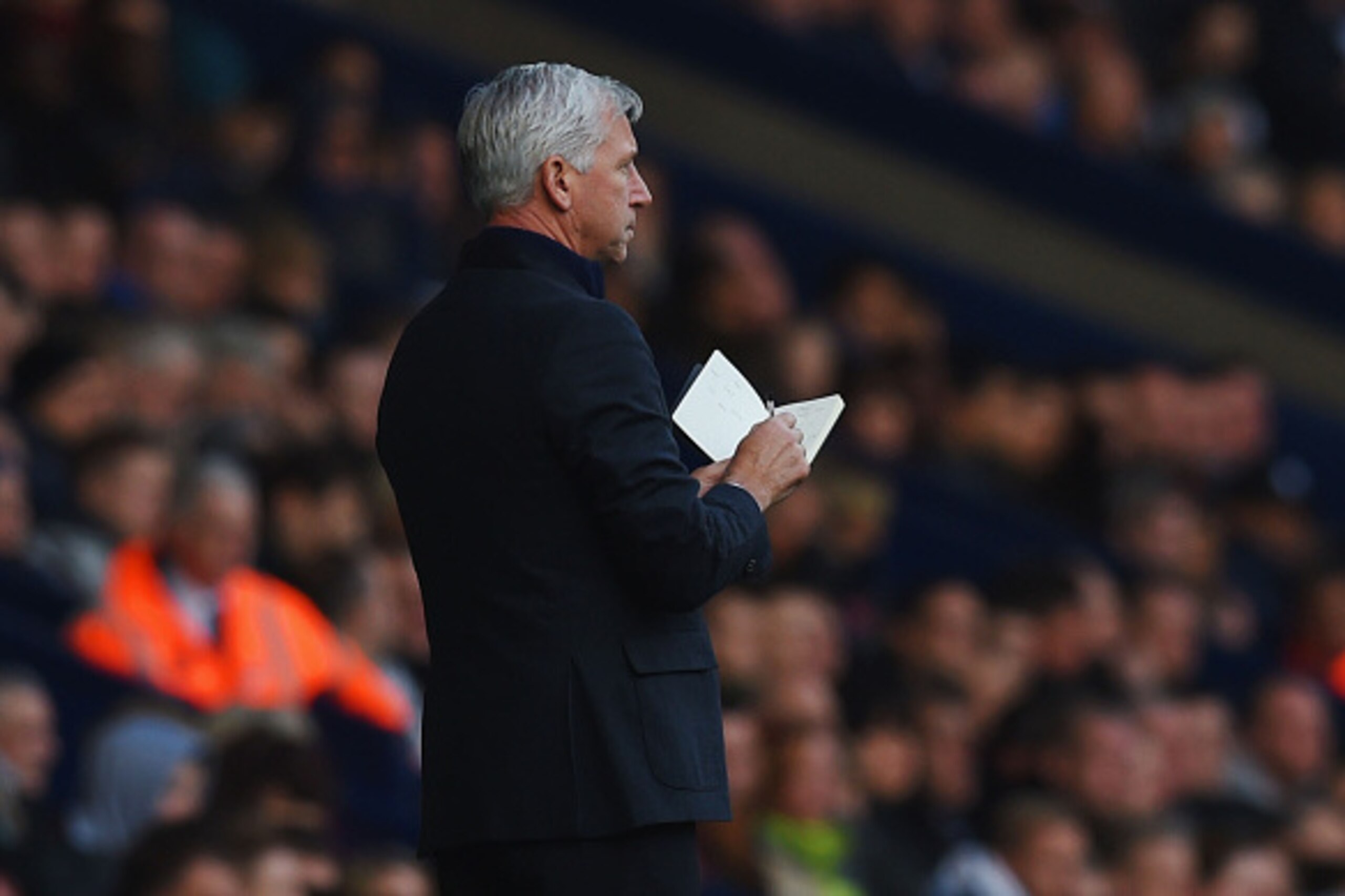 WEST BROMWICH, ENGLAND - NOVEMBER 09:  Alan Pardew manager of Newcastle United makes notes during the Barclays Premier League match between West Bromwich Albion and Newcastle United at The Hawthorns on November 9, 2014 in West Bromwich, England.  (Photo b