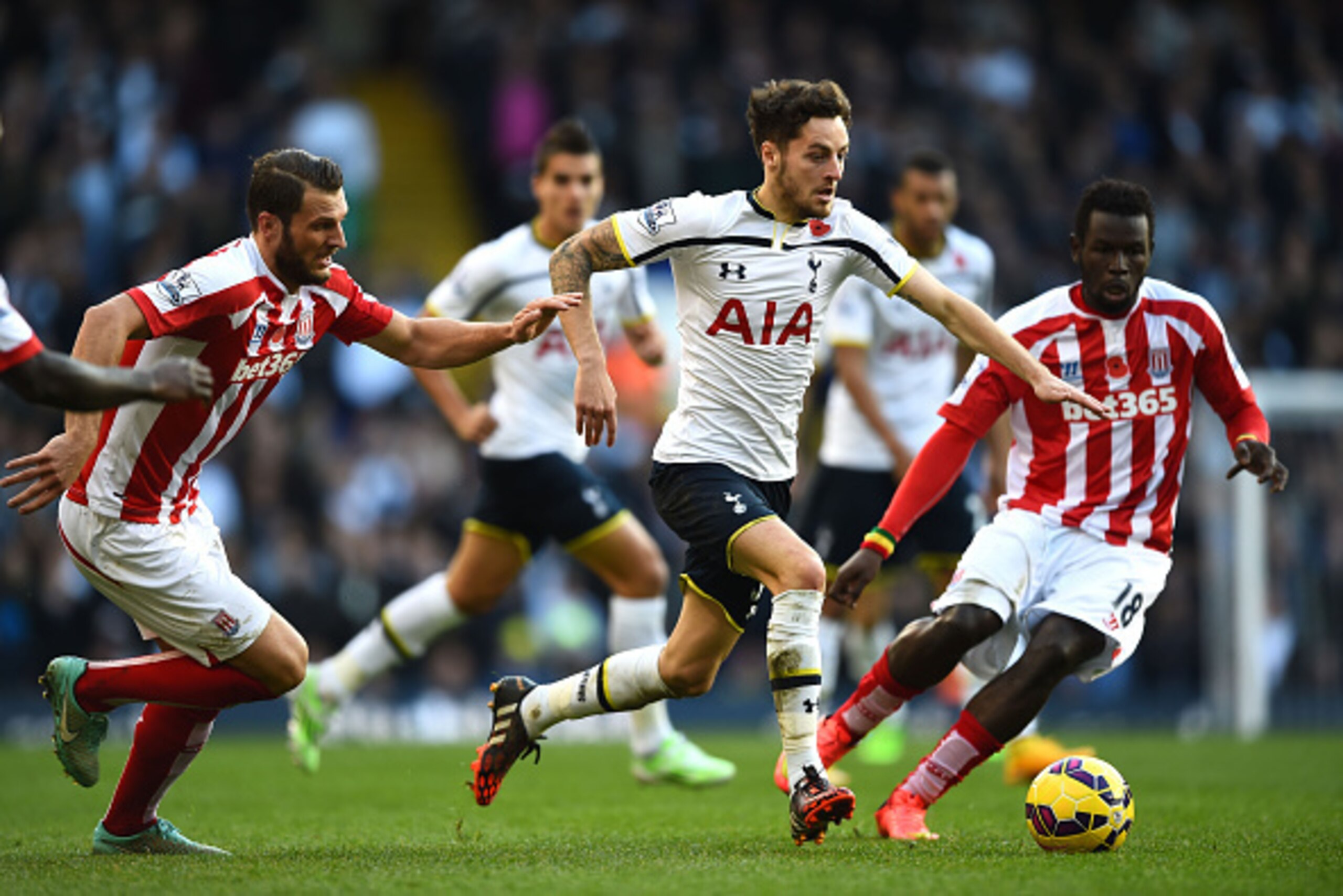 LONDON, ENGLAND - NOVEMBER 09:  Ryan Mason of Spurs bursts upfield during the Barclays Premier League match between Tottenham Hotspur and Stoke City at White Hart Lane on November 9, 2014 in London, England.  (Photo by Shaun Botterill/Getty Images)