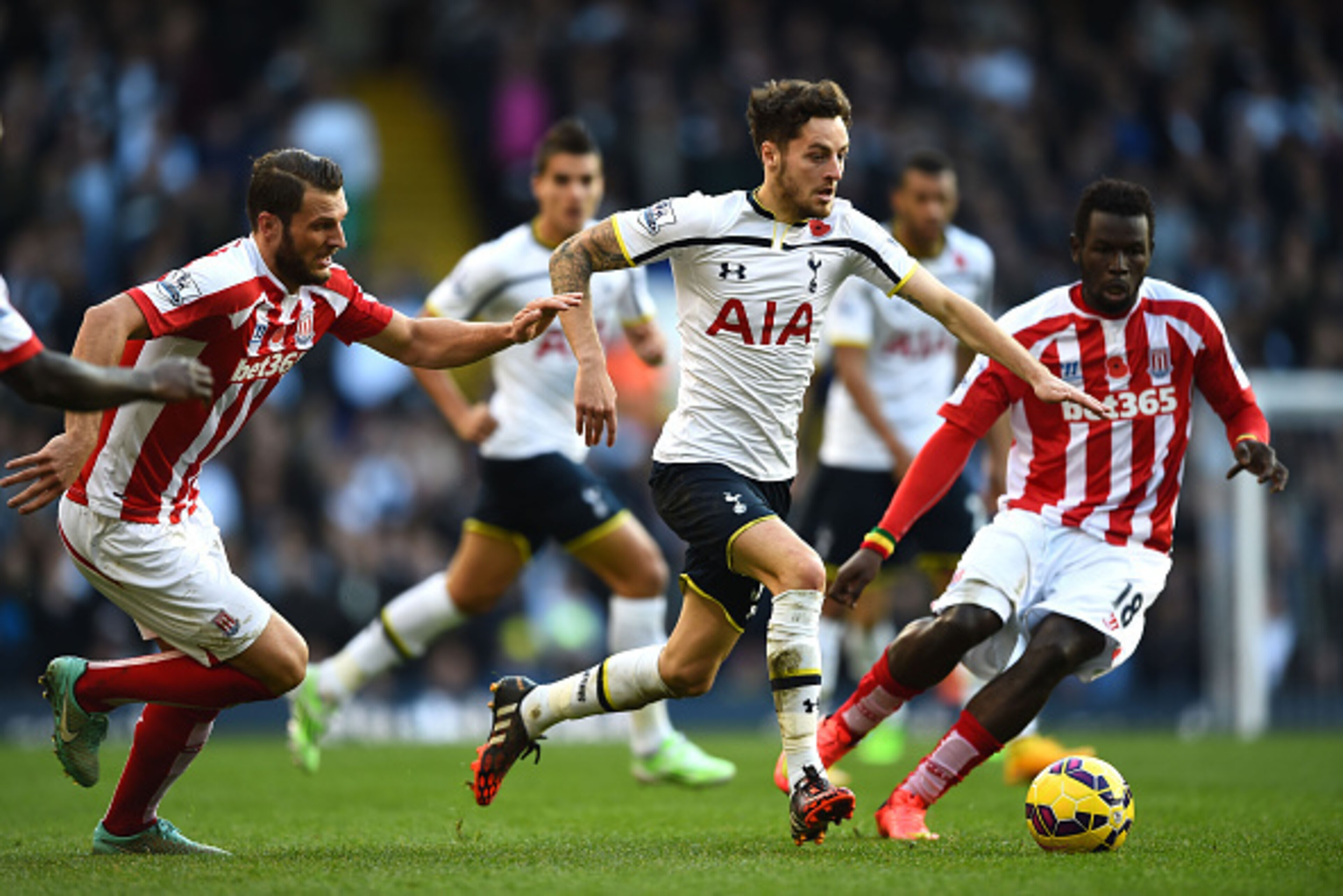 LONDON, ENGLAND - NOVEMBER 09:  Ryan Mason of Spurs bursts upfield during the Barclays Premier League match between Tottenham Hotspur and Stoke City at White Hart Lane on November 9, 2014 in London, England.  (Photo by Shaun Botterill/Getty Images)