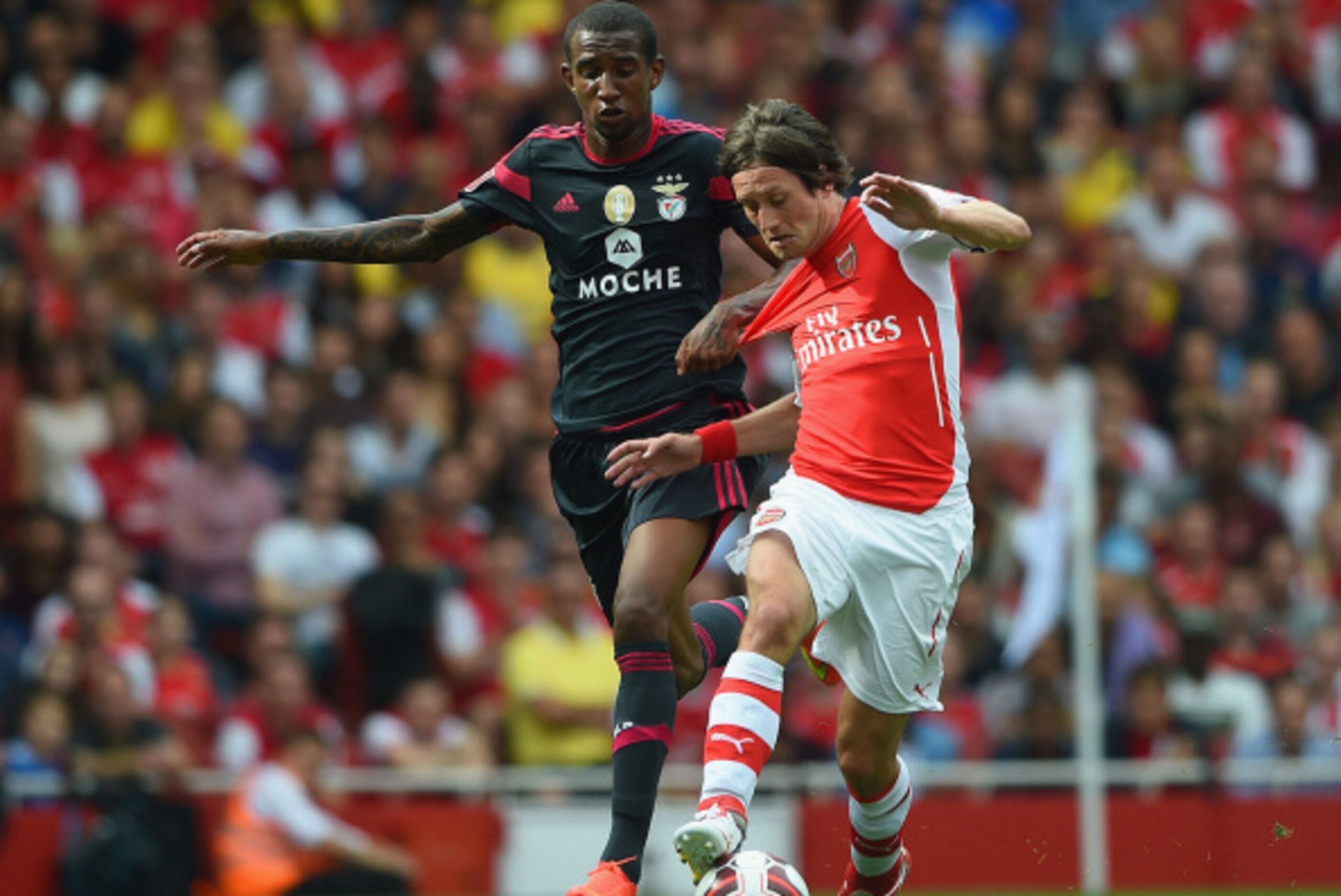 LONDON, ENGLAND - AUGUST 02: Anderson Talisca of Benfica challenges Tomas Rosicky of Arsenal during the Emirates Cup match between Arsenal and Benfica at the Emirates Stadium on August 2, 2014 in London, England.  (Photo by Michael Regan/Getty Images)