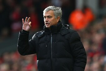 LIVERPOOL, ENGLAND - NOVEMBER 08:  Jose Mourinho the manager of Chelsea gives instructions to his players during the Barclays Premier League match between Liverpool and Chelsea at Anfield on November 8, 2014 in Liverpool, England.  (Photo by Alex Livesey/