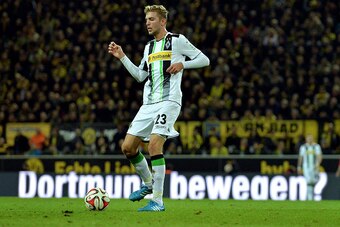 DORTMUND, GERMANY - NOVEMBER 09:  Christoph Kramer of Moenchengladbach plays the ball during the Bundesliga match between Borussia Dortmund and Borussia Moenchengladbach at Signal Iduna Park on November 9, 2014 in Dortmund, Germany. (Photo by Sascha Stein