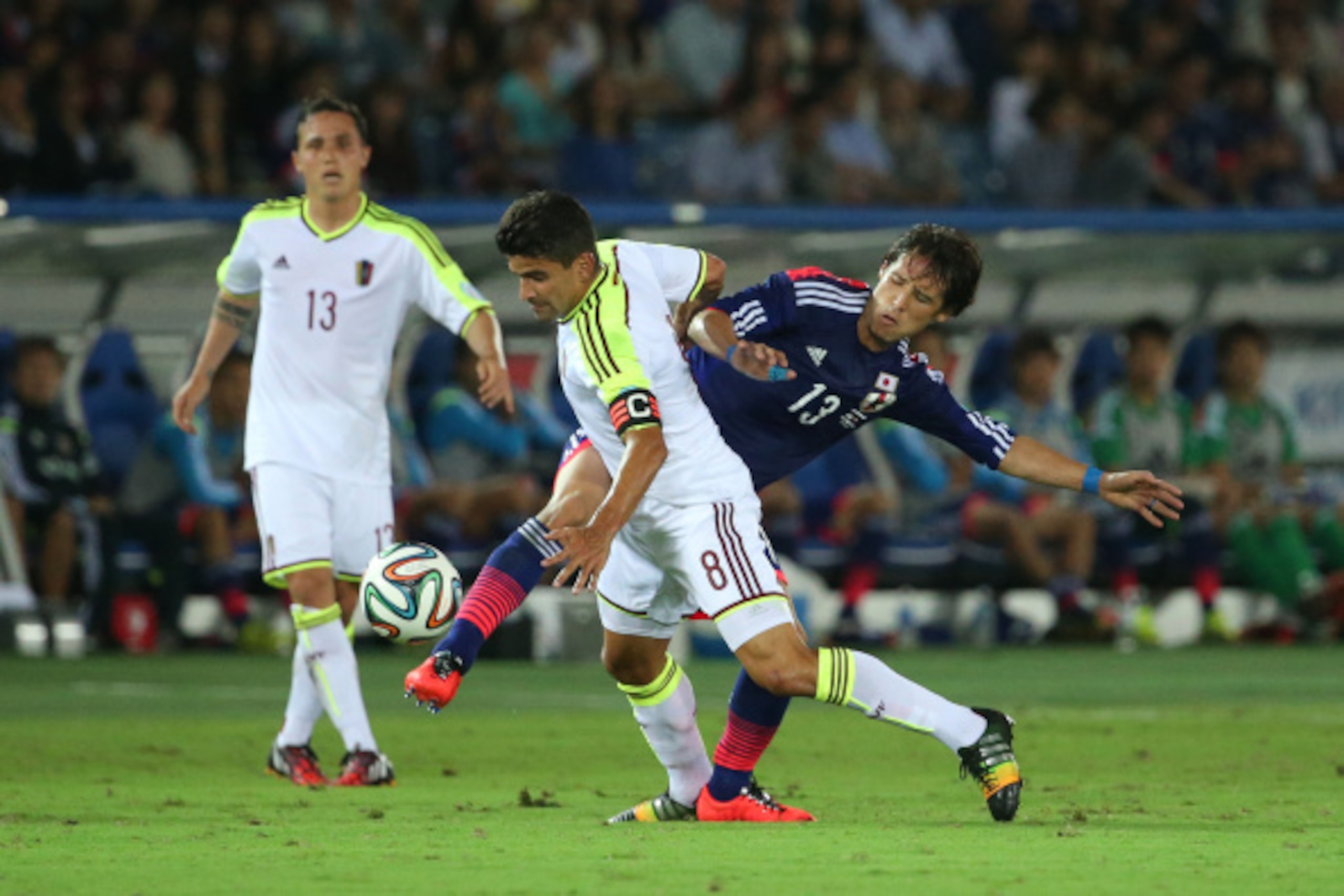 YOKOHAMA, JAPAN - SEPTEMBER 09:  Tomas Rincon (L) of Venezuela and Hajime Hosogai (R) of Japan compete for the ball during the KIRIN CHALLENGE CUP 2014 international friendly match between Japan and Venezuela at the International Stadium Yokohama on Septe