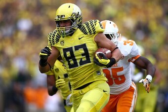 EUGENE, OR - SEPTEMBER 14:  Johnny Mundt #83 of the Oregon Ducks runs the ball against the Tennessee Volunteers on September 14, 2013 at the Autzen Stadium in Eugene, Oregon.  (Photo by Jonathan Ferrey/Getty Images)