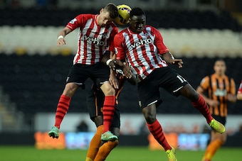HULL, ENGLAND - NOVEMBER 01:  Mohamed Diame (C) of Hull City challenged by Morgan Schneiderlin (L) and Victor Wanyama of Southampton during the Premier League Football match between Hull City and Southampton at KC Stadium on November 1, 2014 in Hull, Engl
