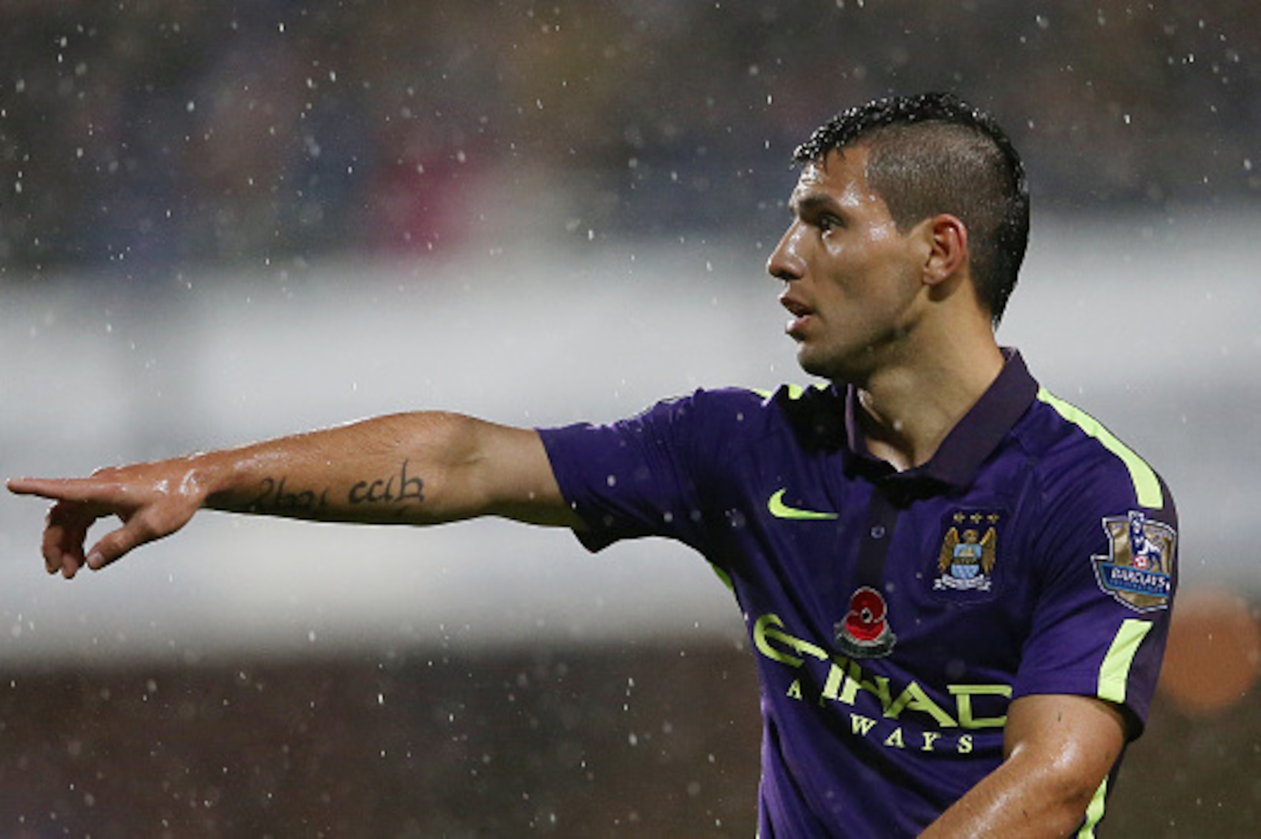 LONDON, ENGLAND - NOVEMBER 08:  Sergio Aguero of Manchester City during the Barclays Premier League match between Queens Park rangers and Manchester City at Loftus Road on November 8, 2014 in London, England.  (Photo by Scott Heavey/Getty Images)