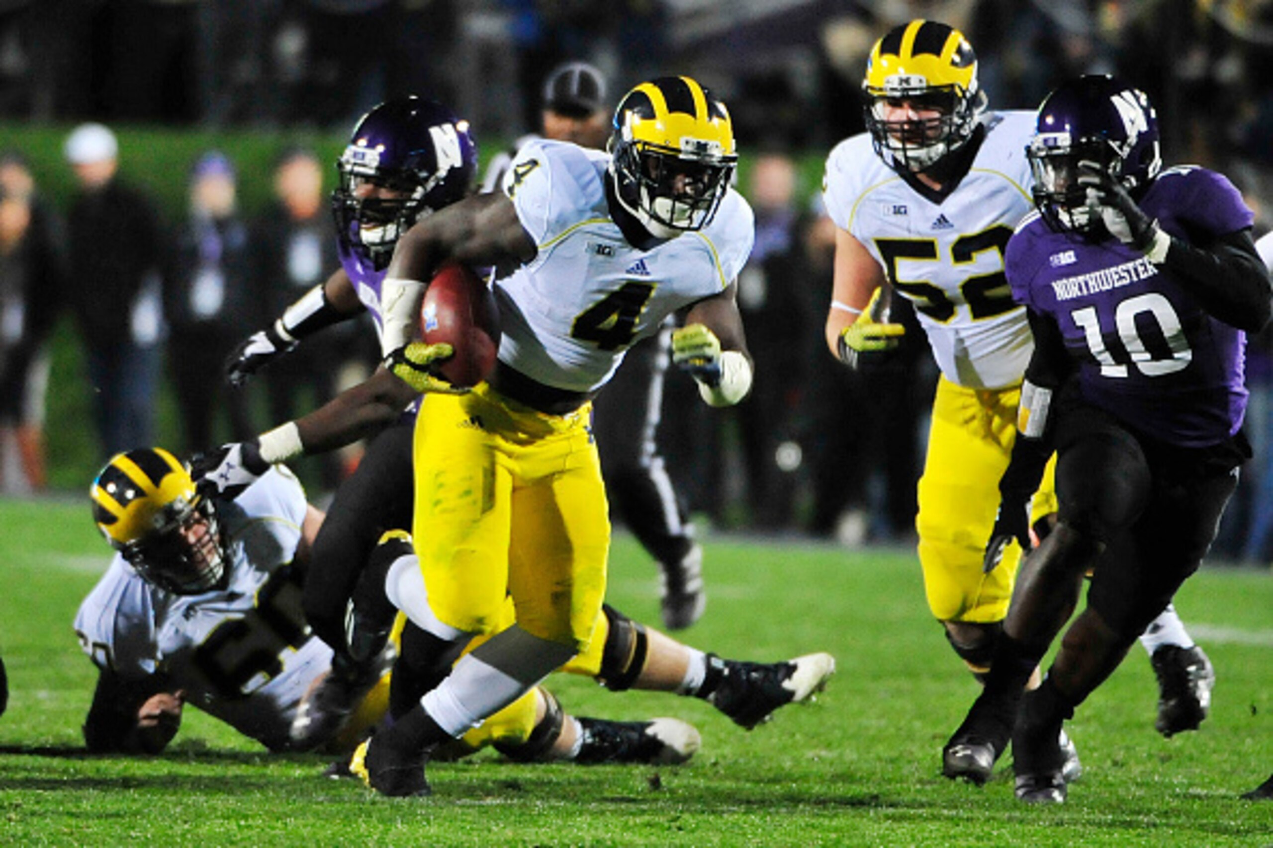EVANSTON IL - NOVEMBER 08: De'Veon Smith #4 of the Michigan Wolverines runs against the Northwestern Wildcats during the second half on November 8, 2014 at Ryan Field in Evanston, Illinois. The Michigan Wolverines defeated the Northwestern Wildcats 10-9. 