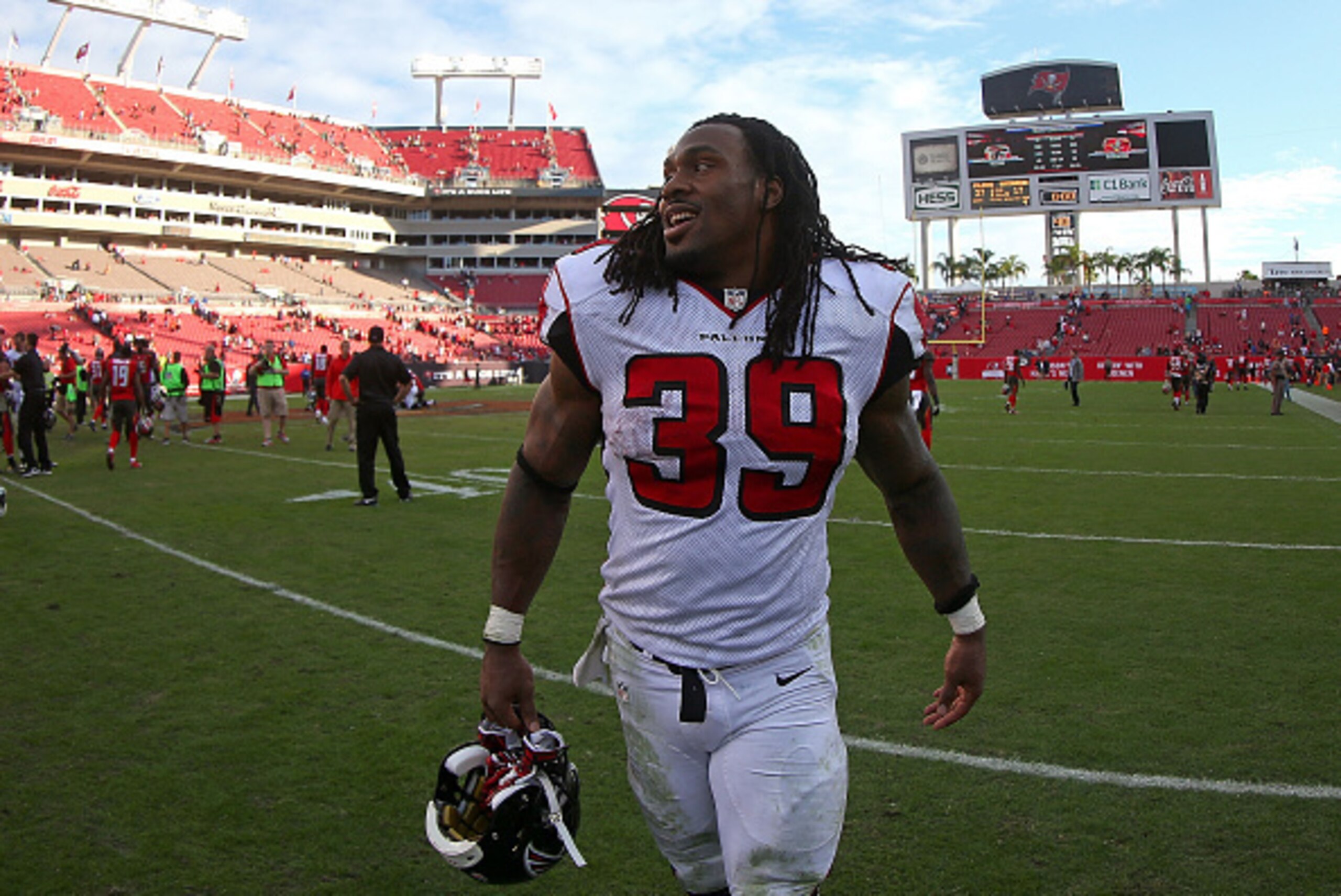 TAMPA, FL - NOVEMBER 09: Steven Jackson #39 of the Atlanta Falcons walks off the field following a game against the Tampa Bay Buccaneers at Raymond James Stadium on November 9, 2014 in Tampa, Florida.  (Photo by Mike Ehrmann/Getty Images)
