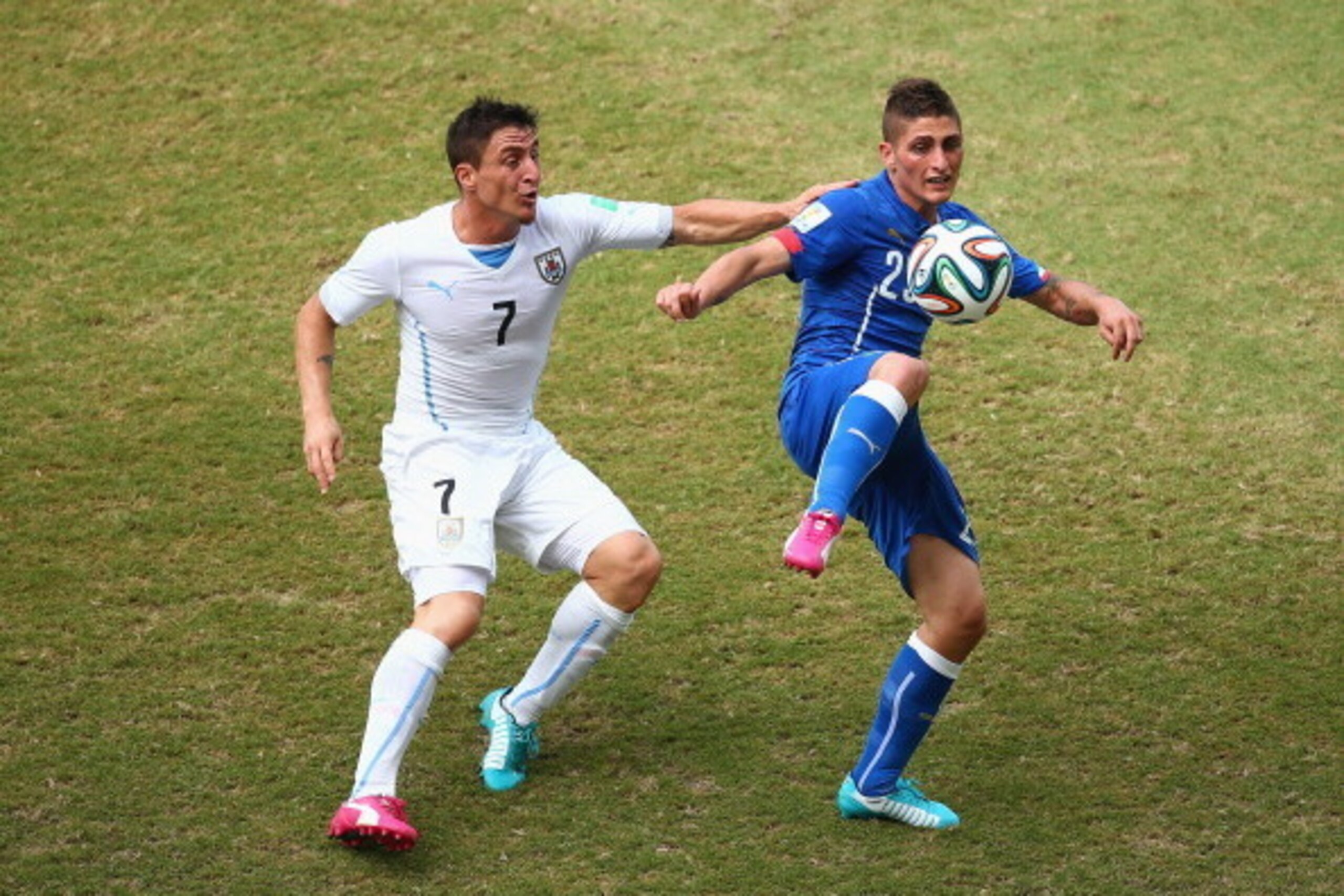 NATAL, BRAZIL - JUNE 24: Marco Verratti of Italy controls the ball as Cristian Rodriguez of Uruguay give chase during the 2014 FIFA World Cup Brazil Group D match between Italy and Uruguay at Estadio das Dunas on June 24, 2014 in Natal, Brazil. (Photo b NATAL, BRAZIL - JUNE 24: Marco Verratti of Italy controls the ball as Cristian Rodriguez of Uruguay give chase during the 2014 FIFA World Cup Brazil Group D match between Italy and Uruguay at Estadio das Dunas on June 24, 2014 in Natal, Brazil. (Photo b