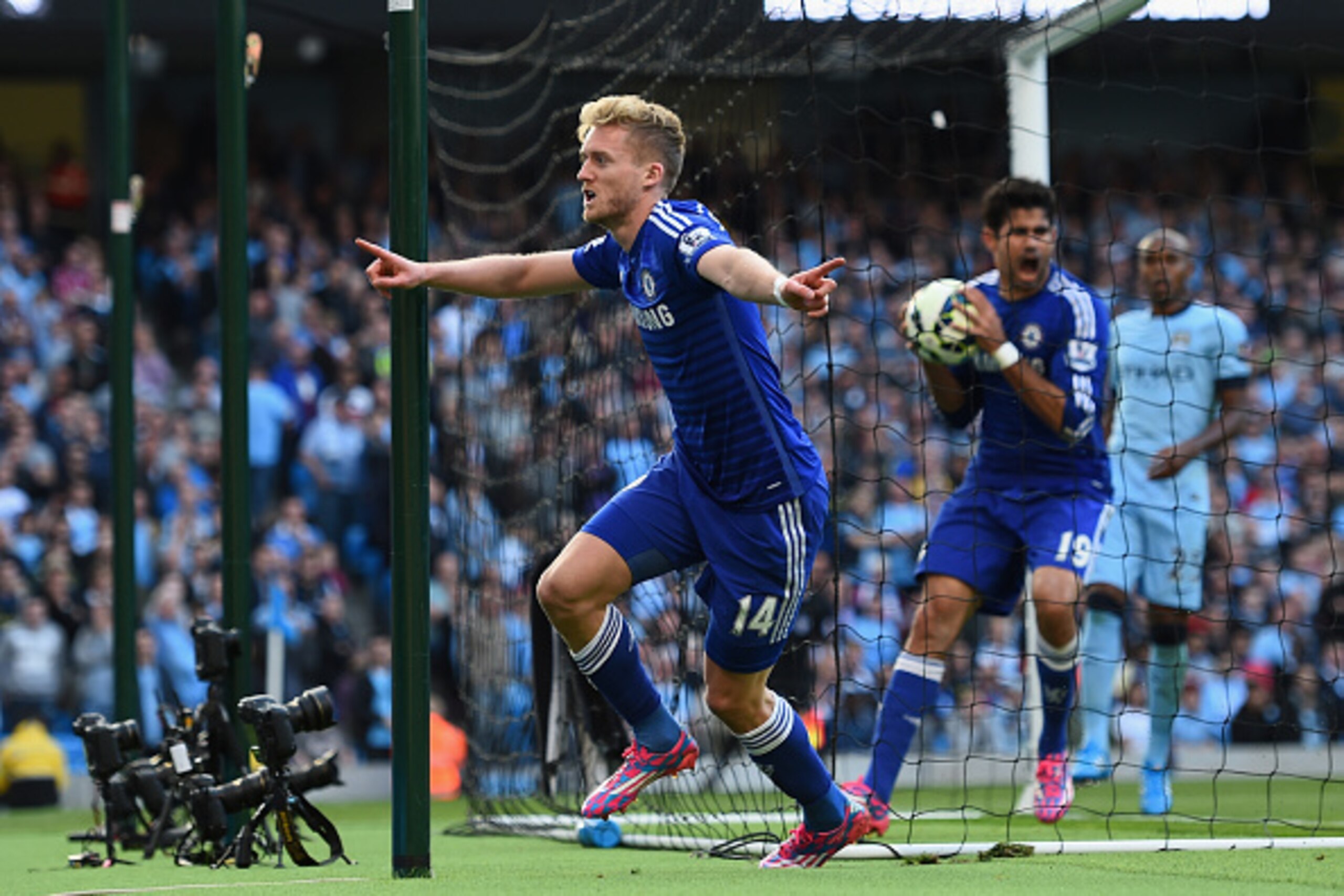 MANCHESTER, ENGLAND - SEPTEMBER 21:  Andre Schurrle of Chelsea celebrates scoring the first goal during the Barclays Premier League match between Manchester City and Chelsea at the Etihad Stadium on September 21, 2014 in Manchester, England.  (Photo by Sh