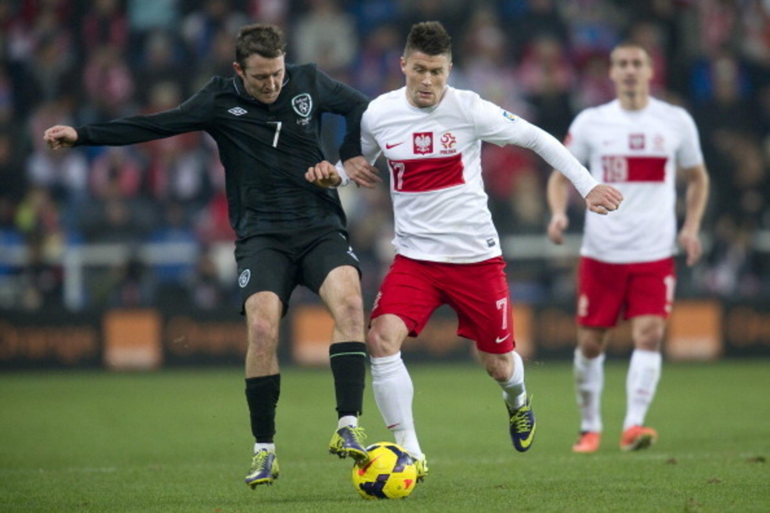 POZNAN, POLAND - NOVEMBER 19: Aiden McGeady of Ireland (L) fights for the ball with Piotr Cwielong of Poland during the International friendly match between Poland and Ireland at the Inea Stadium on November 19, 2013 in Poznan, Poland.  (Photo by Adam Nur