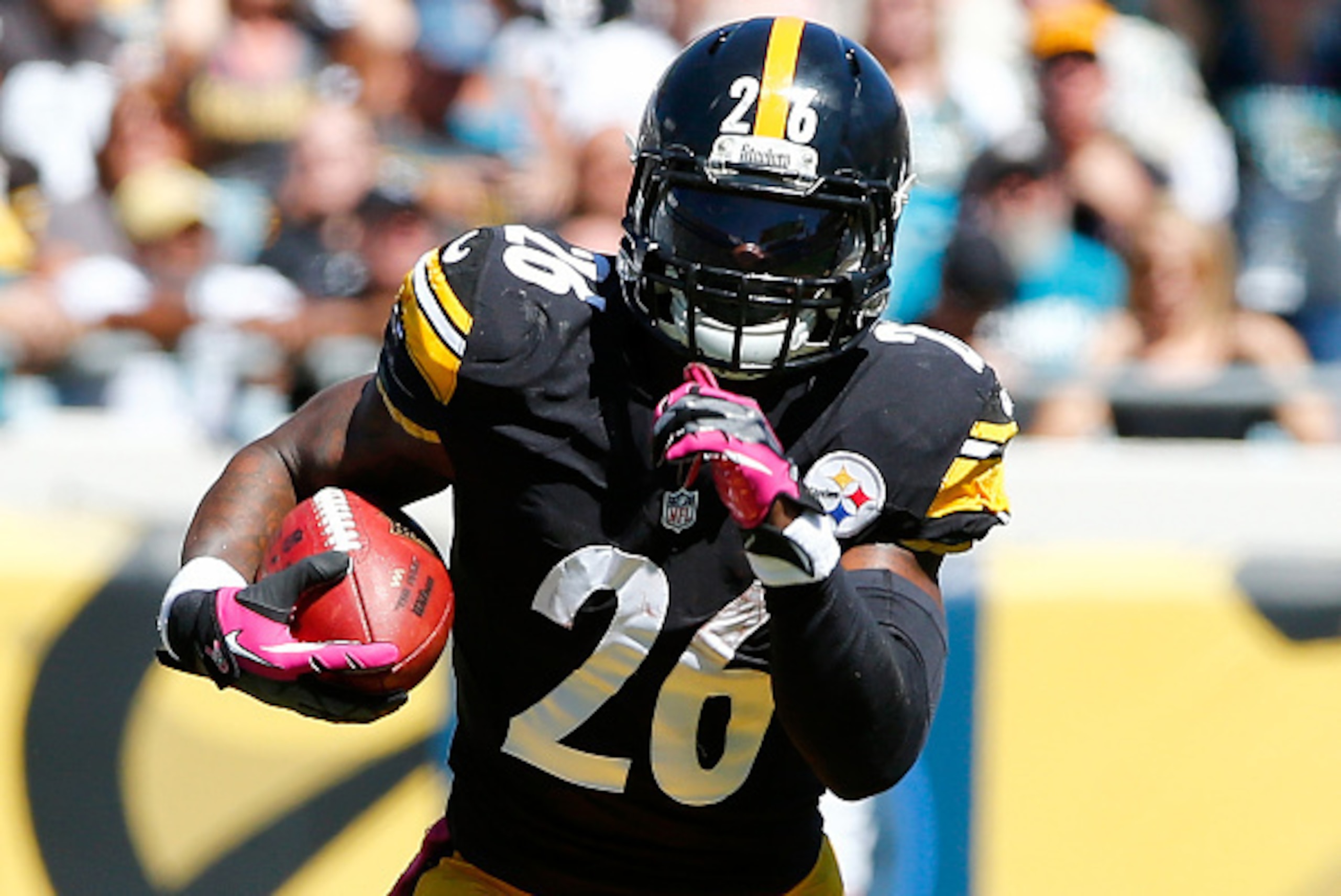 JACKSONVILLE, FL - OCTOBER 05:  Le'Veon Bell #26 of the Pittsburgh Steelers runs for yardage during the game against the Jacksonville Jaguars at EverBank Field on October 5, 2014 in Jacksonville, Florida.  (Photo by Sam Greenwood/Getty Images)
