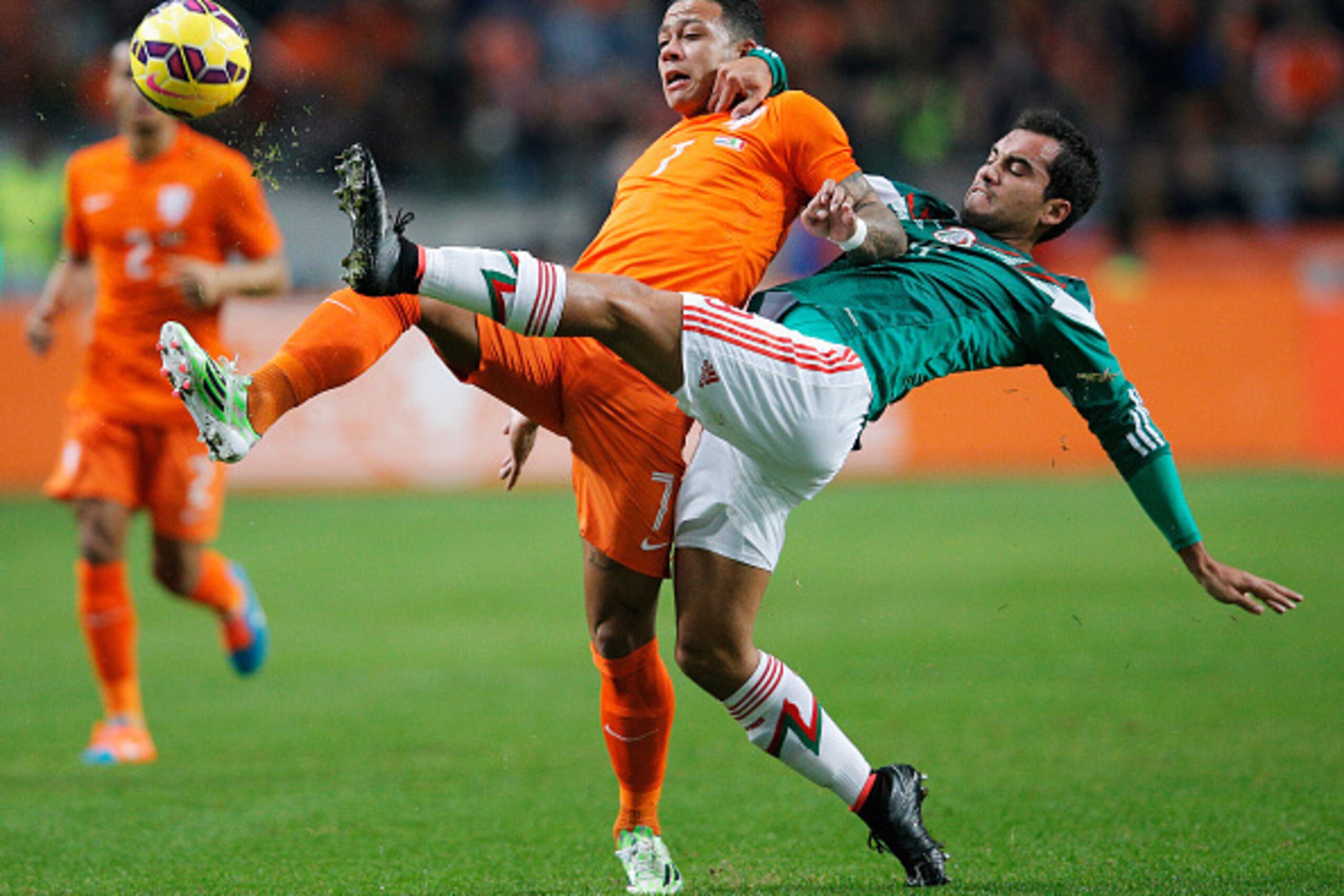 AMSTERDAM, NETHERLANDS - NOVEMBER 12:  Memphis Depay of Netherlands and Adrian Aldrete of Mexico battle for the ball during the international friendly match between Netherlands and Mexico held at the Amsterdam ArenA on November 12, 2014 in Amsterdam, Neth
