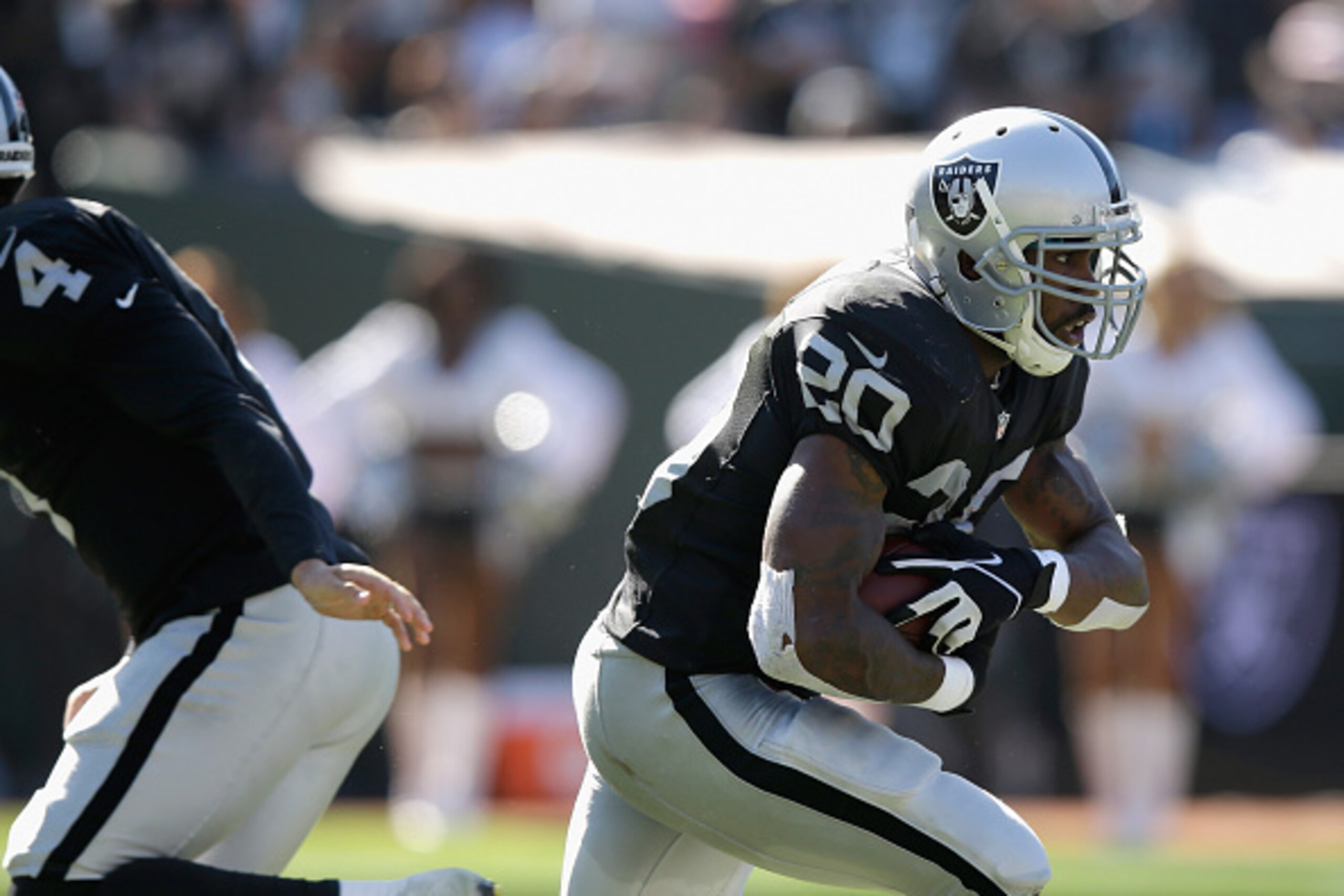OAKLAND, CA - OCTOBER 19: Darren McFadden #20 of the Oakland Raiders carries in the first half against the Arizona Cardinals at O.co Coliseum on October 19, 2014 in Oakland, California. (Photo by Ezra Shaw/Getty Images)