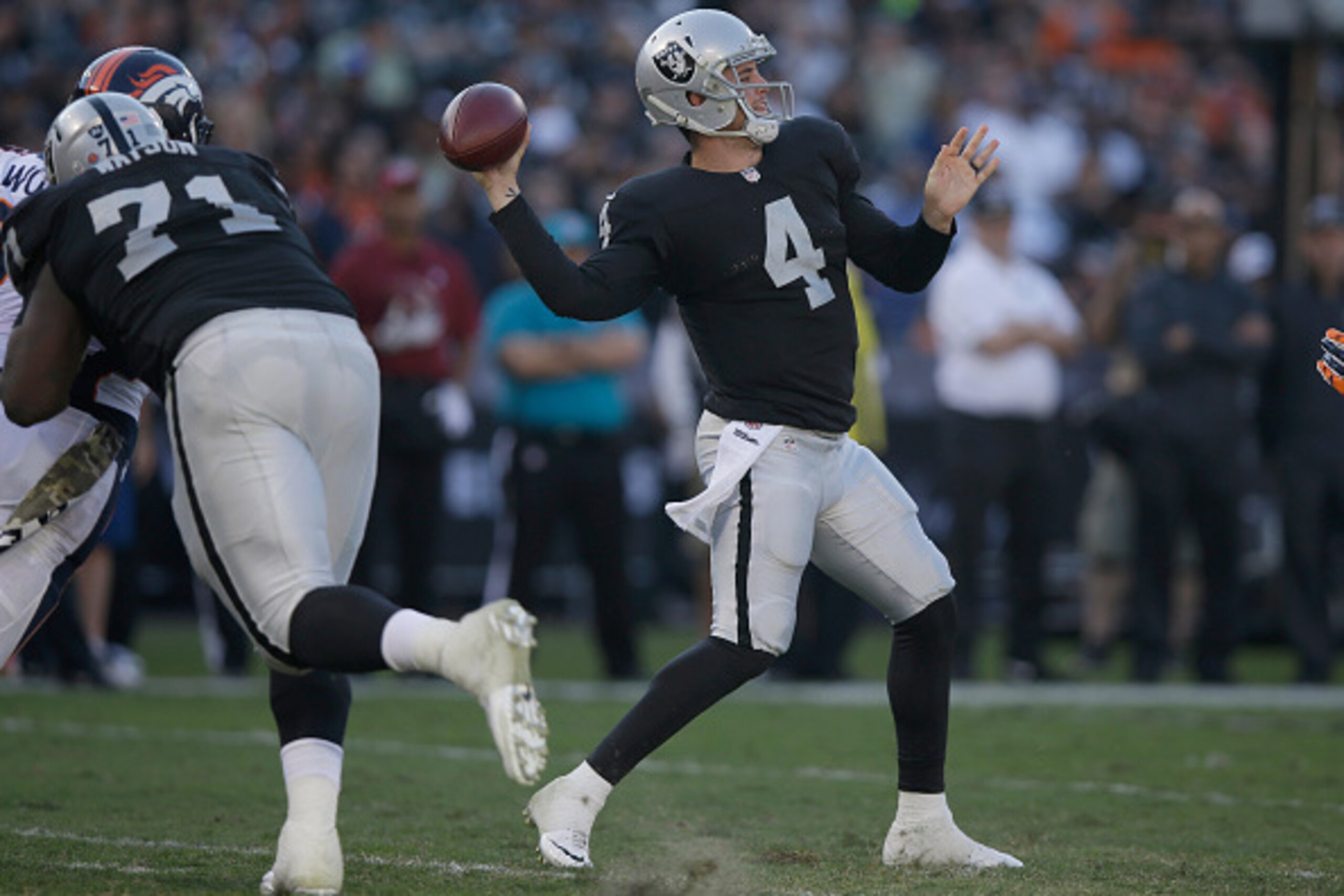 OAKLAND, CA - NOVEMBER 09:  Derek Carr #4 of the Oakland Raiders passes against the Denver Broncos at O.co Coliseum on November 9, 2014 in Oakland, California.  (Photo by Ezra Shaw/Getty Images)