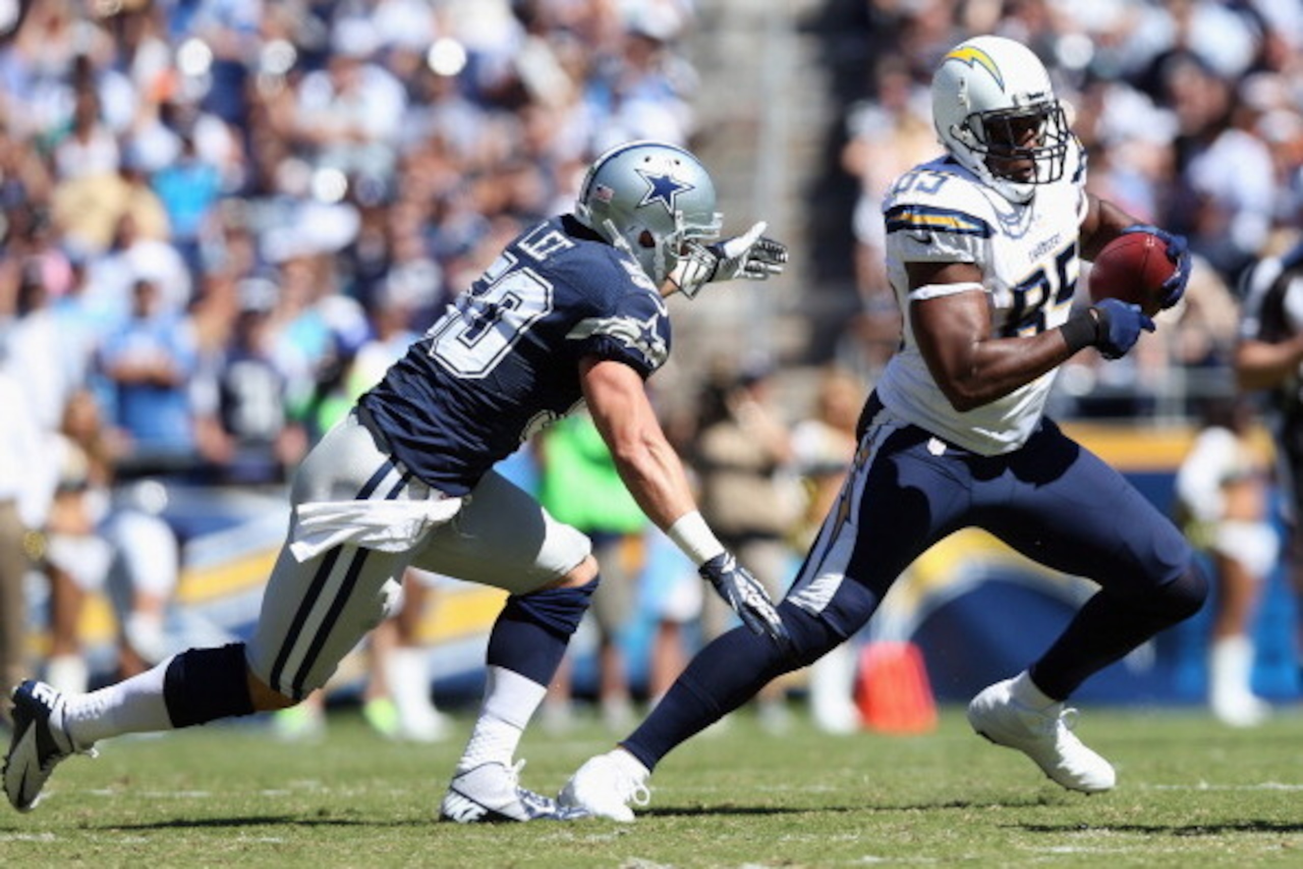 SAN DIEGO, CA - SEPTEMBER 29:  Tight end Antonio Gates #85 of the San Diego Chargers is pursued by middle linebacker Sean Lee #50 of the Dallas Cowboys at Qualcomm Stadium on September 29, 2013 in San Diego, California.  (Photo by Jeff Gross/Getty Images)